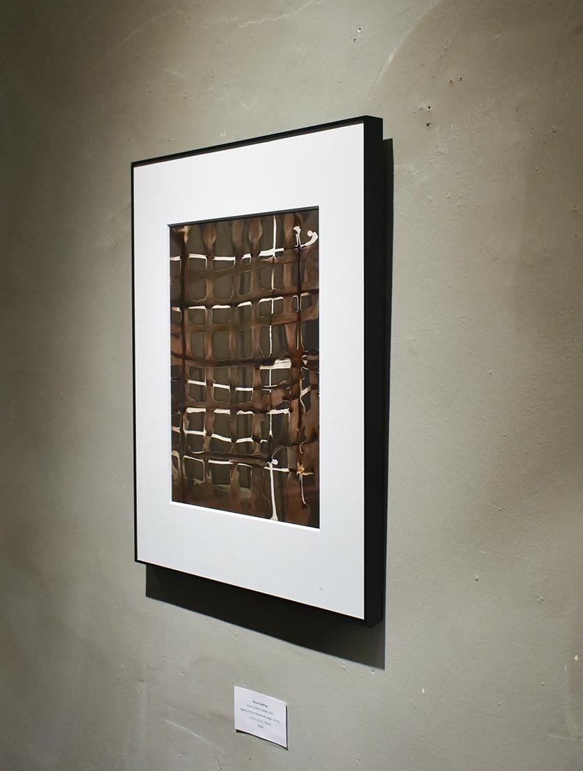 Raster. No 11 ( zeitgenössische gerahmte abstrakte Grid in Schwarz & Kaffee) (Abstrakt), Photograph, von Birgit Blyth