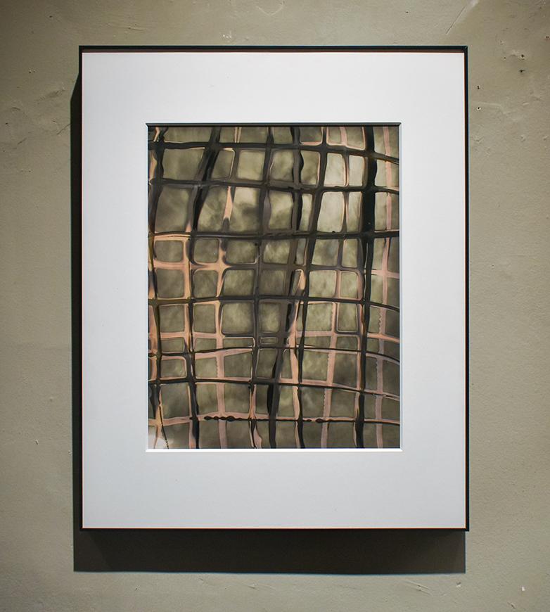 Raster. No 5 ( zeitgenössische gerahmte abstrakte Grid in Schwarz & Kaffee) – Photograph von Birgit Blyth