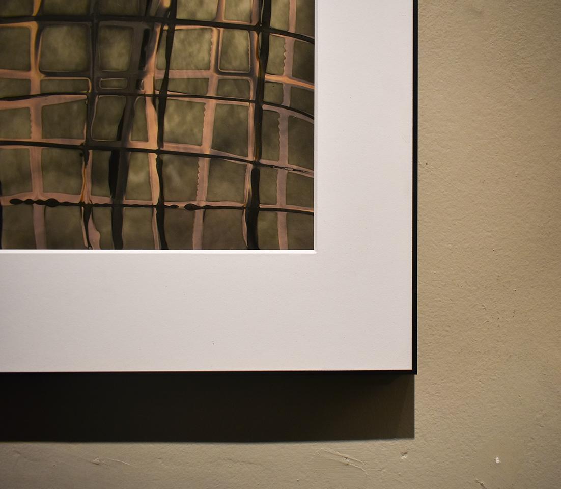 Grille. No 5 ( Gris abstrait contemporain encadré en noir et café) - Noir Abstract Photograph par Birgit Blyth