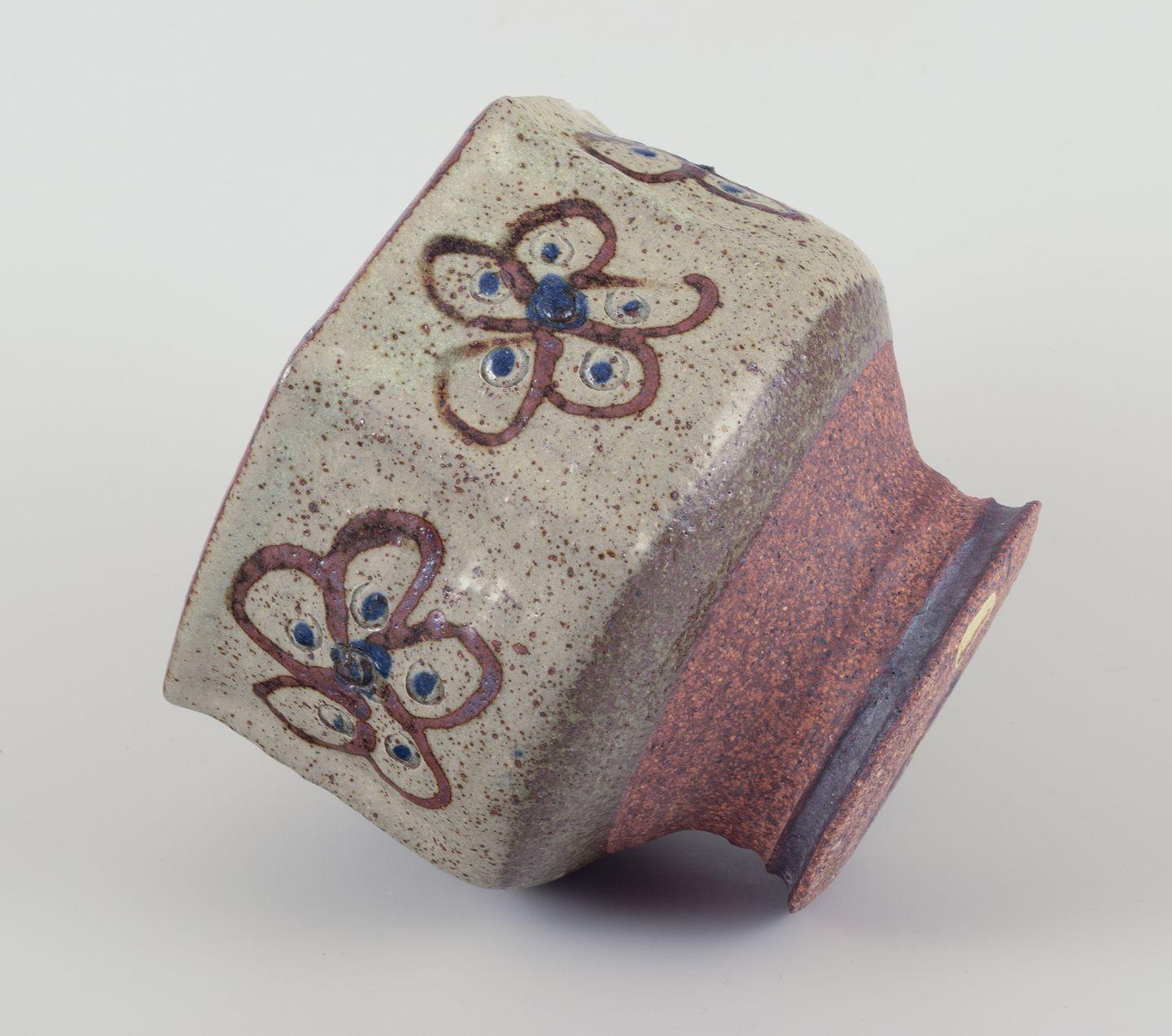 Birgit Krog, Danish ceramist. Hexagonal ceramic vase in raku technique. In Excellent Condition For Sale In København, Copenhagen