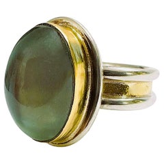 Designer Birgit Kupke-Peyla Anello in oro giallo 22 ct e sterlina con pietra di luna verdastra