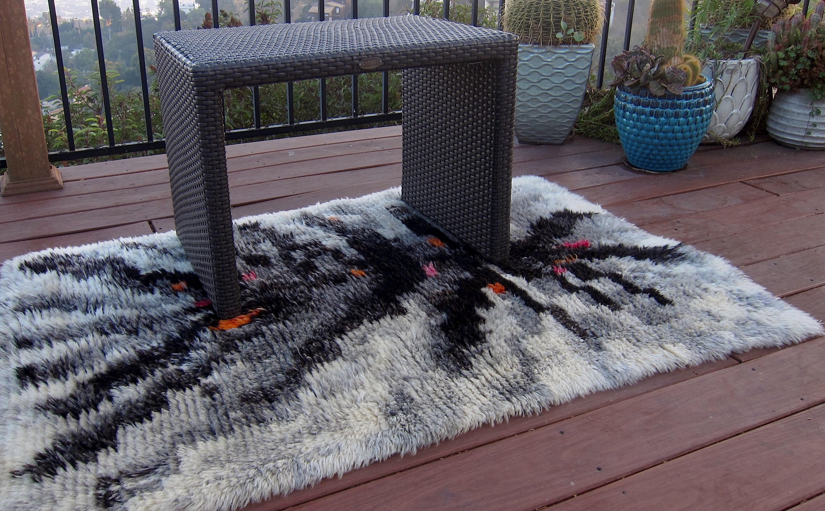 Un tapis vintage en laine à poils hauts noué à la main:: conçu par l'artiste textile Birgitta Salenius (née en 1938). 1935) au début des années 1960 pour Nordiska Industri AB (NIAB) de Göteborg en Suède. Le design 