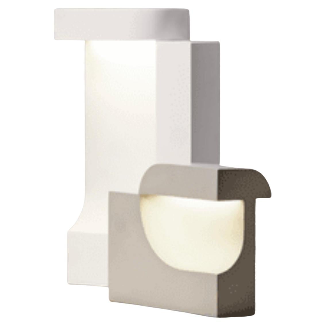 Birgitte Due Madsen , Jonas Trampedach, 2015 Moby 1 et 2 White For Karakter

Moby est une lampe de table extraordinairement sculpturale. Rempli de contrastes intrigants, il équilibre une lumière douce et réconfortante avec un design frappant et