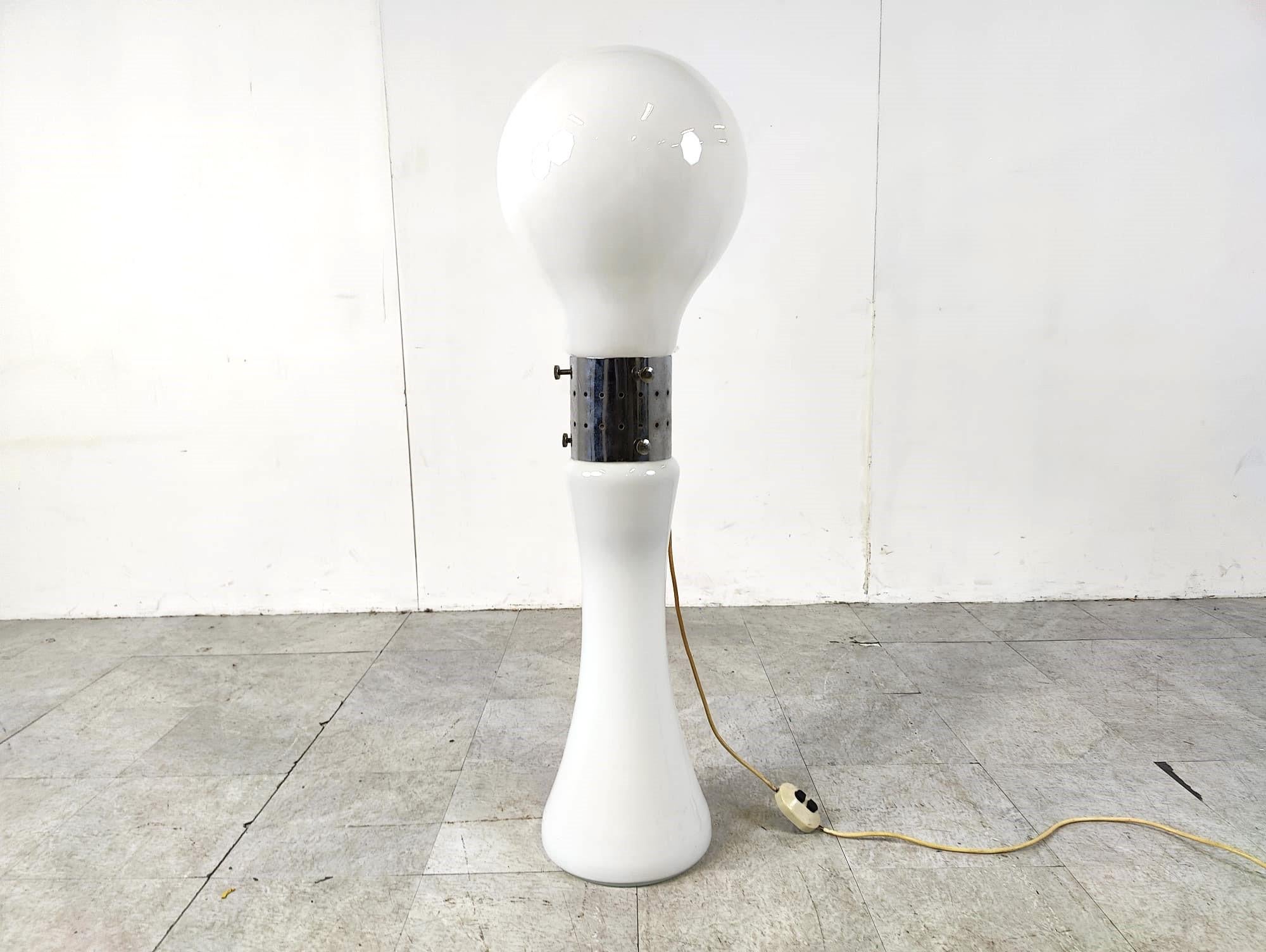 Lampadaire intemporel modèle 'birillo' conçu par Carlo Nason pour AV Mazzega.

Magnifique lampadaire de l'ère spatiale avec un abat-jour en forme d'ampoule en verre blanc. L'ensemble de la lampe est en verre de Murano avec des pièces centrales