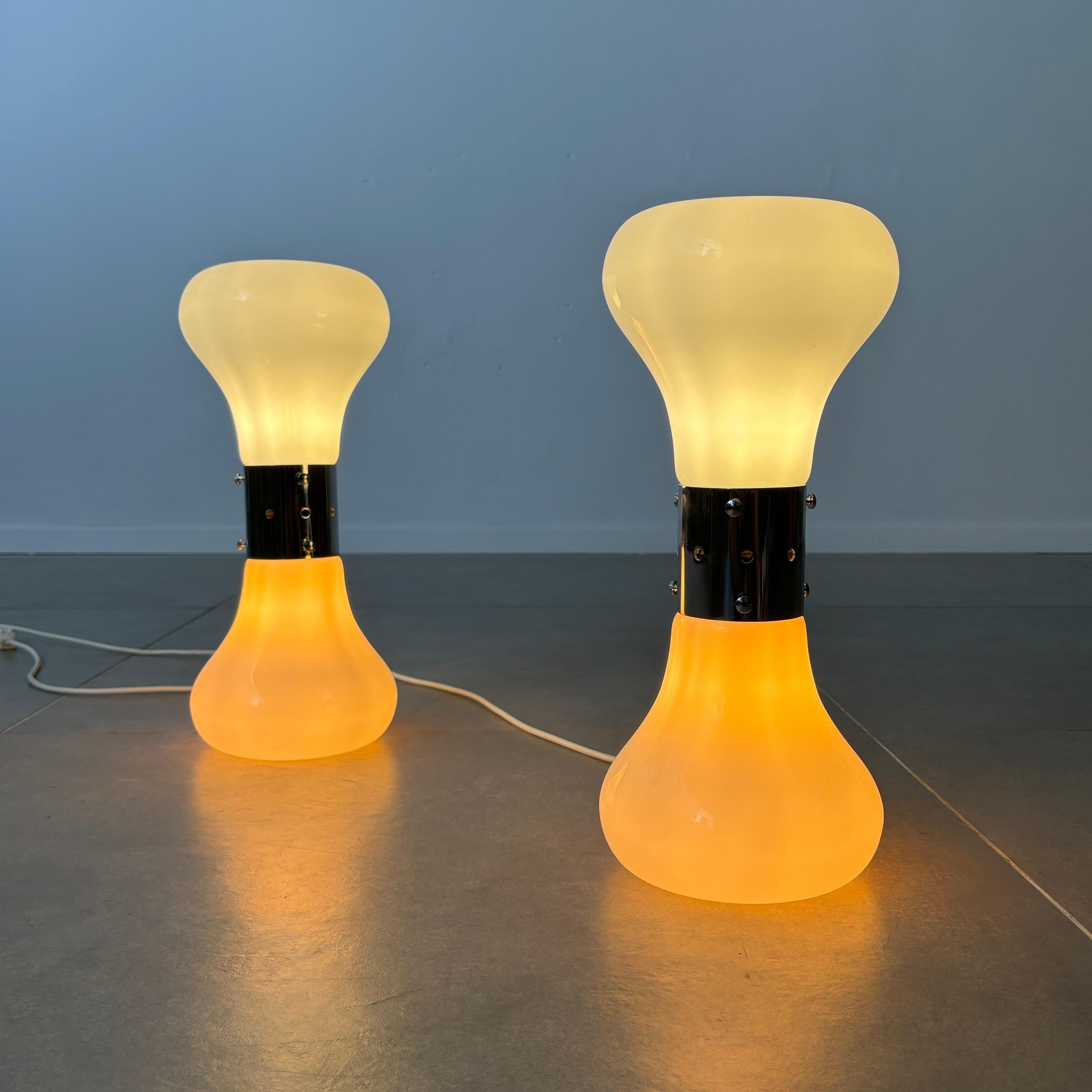 Raro par de lámparas de mesa/suelo Birillo diseñadas por Carlo Nason y Venini de cristal de Murano soplado a mano por Vistosi para Mazzega, Italia años 70.
-
Dimensiones: (cm)
H41 D18
-
Carlo Nason es un reputado diseñador de vidrio italiano famoso