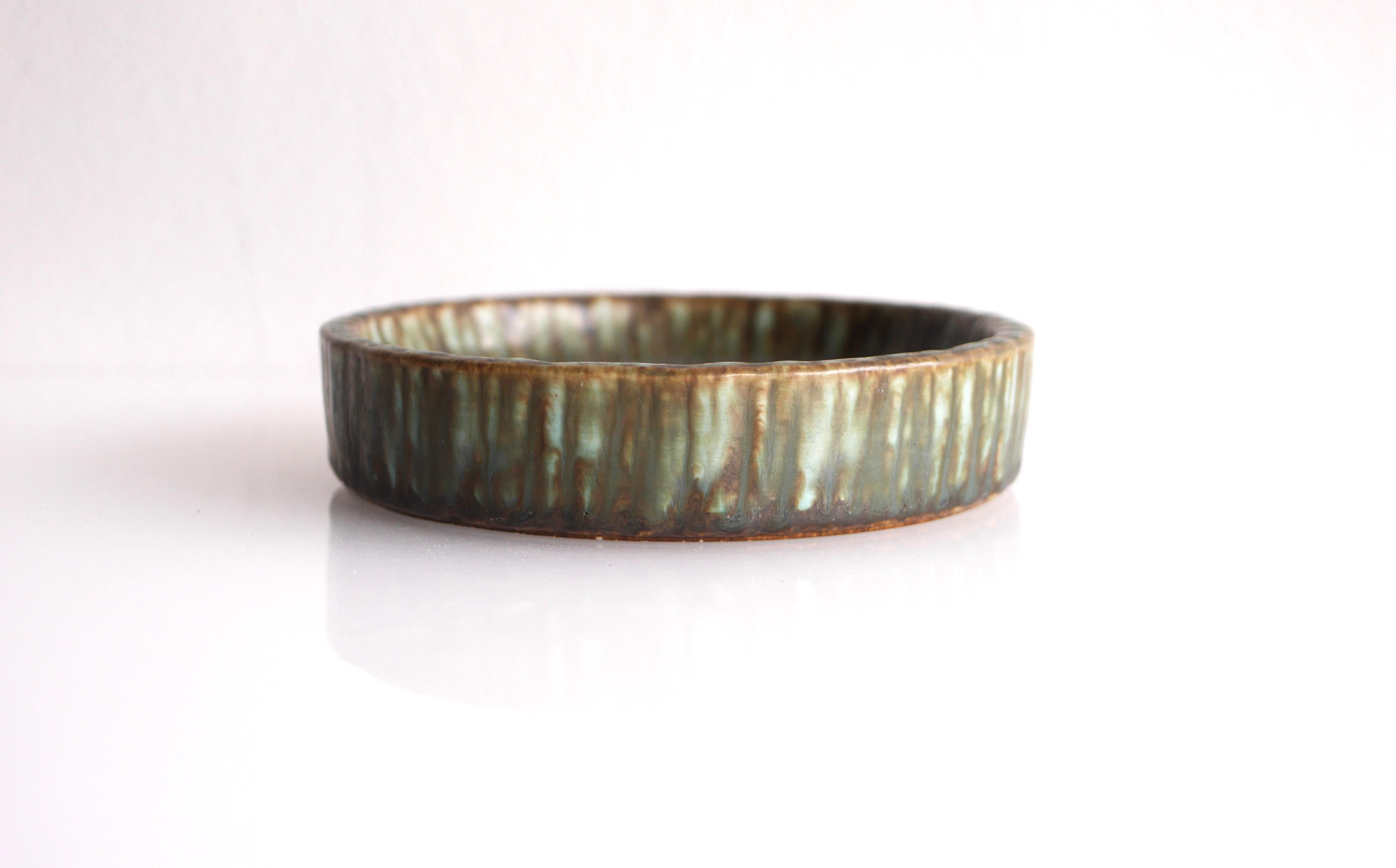 'Birka' bowl by Gunnar Nylund, Scandinavian Art pottery from Rörstrand, Sweden. In Good Condition For Sale In Skarpnäck, SE