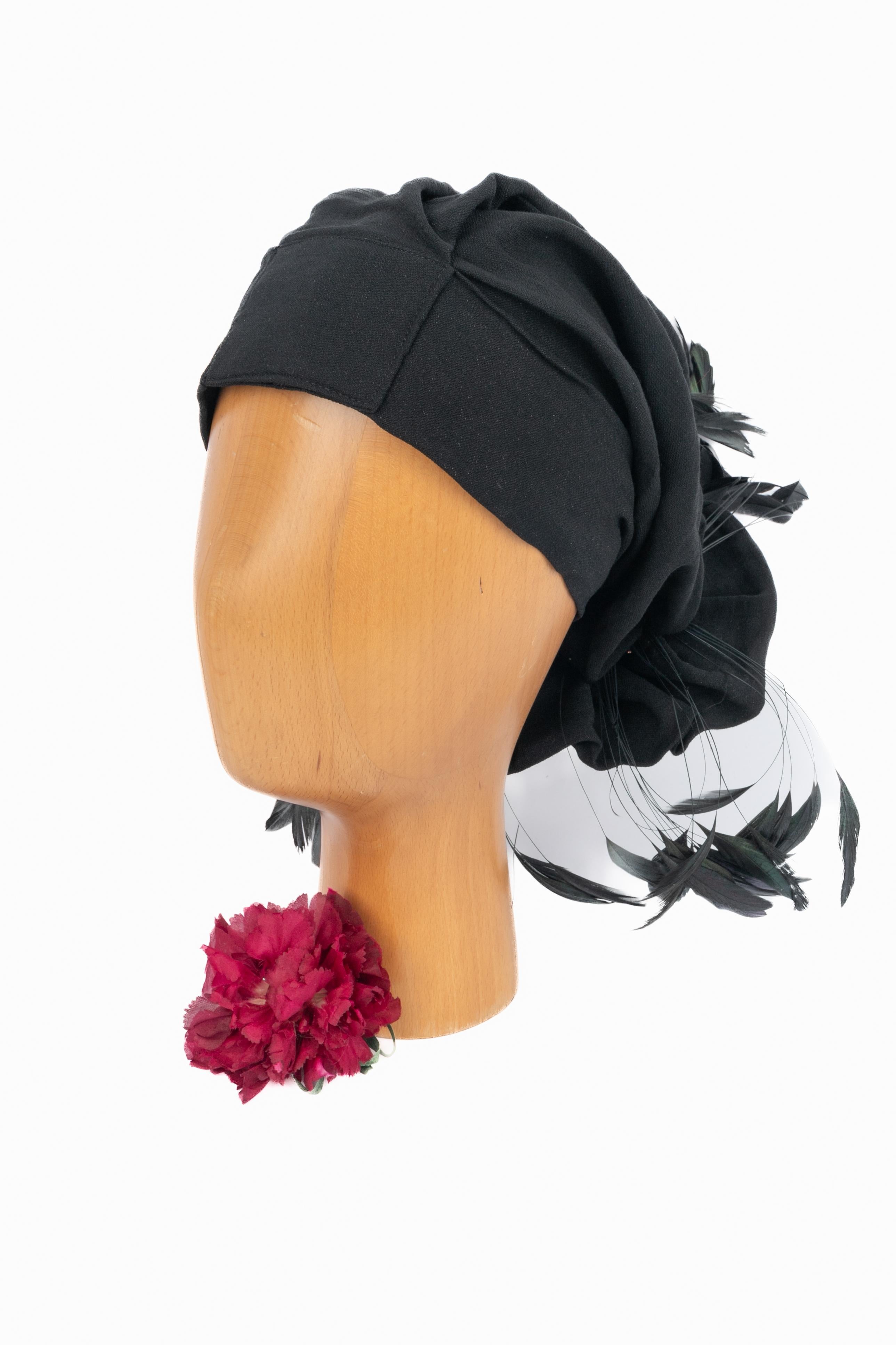 BIRKE BRECKWOLDT - Chapeau pliable en toile de coton noire surmonté d'une fleur et décoré de plumes.

Condit :
Très bon état.

Dimensions :
Tour de tête : 58 cm

SKU:CHP176