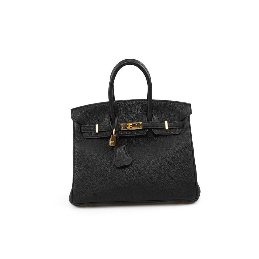 Condition : very good
Made in France
Modele : Birkin
Size : 25
Material : togo calfskin leather
Interior : smooth black leather
Color : black
Measurements : 25 x 20 x 13 cm
Letter : yes
Year : 2017
Harware: gold finish (micro-scratches)
Details :