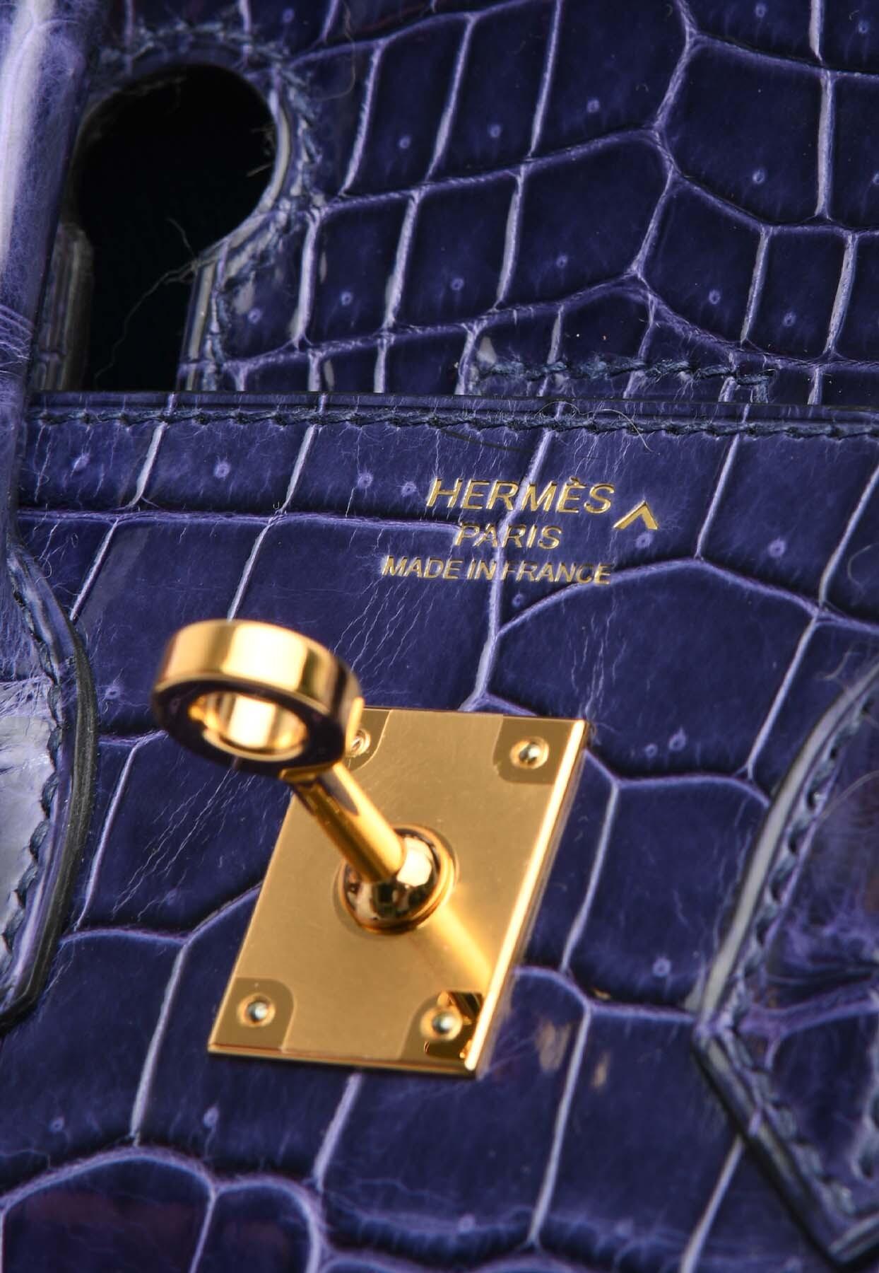 Birkin 25 in Bleu Encre Porosus Crocodile Leather with Gold Hardware For Sale 2