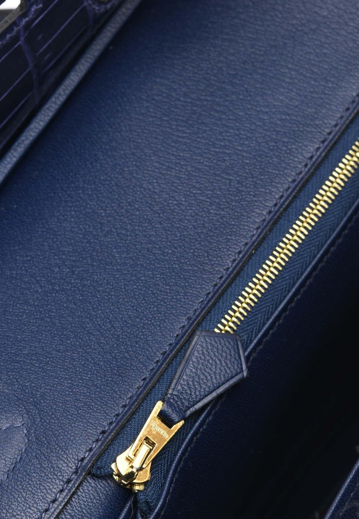 Birkin 25 in Bleu Encre Porosus Crocodile Leather with Gold Hardware For Sale 1