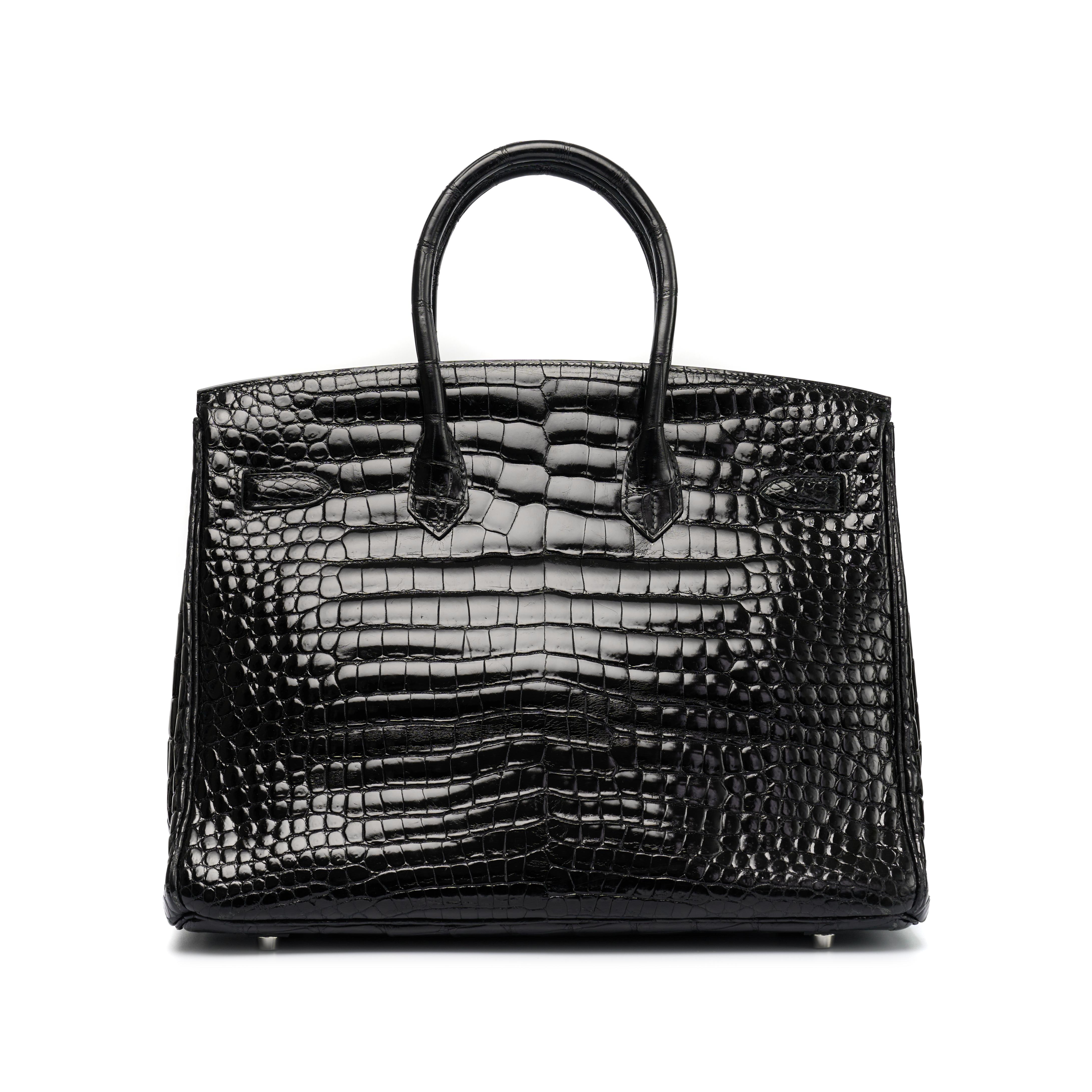 Ce sac Birkin 30cm Black Shiny GHW est une œuvre d'art exquise. Méticuleusement fabriqué à partir de cuir exotique rare, il se distingue par sa teinte noire classique et ses luxueuses ferrures dorées. Sa rareté extravagante en fait un véritable