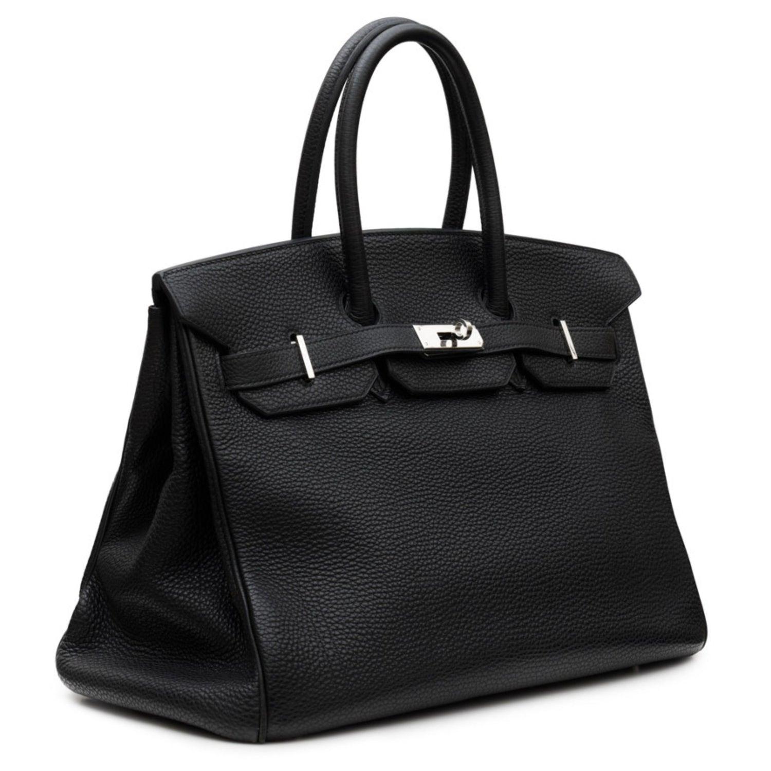 Noir
Cuir de Clémence
Quincaillerie en palladium
Fermeture Twist-lock
Deux poignées roulées sur le dessus

A.I.C. Carré, année 1999
Livré avec un sac à poussière, un cadenas, une clochette et des clés.
Condit : Très bon
Ce sac d'occasion est en très