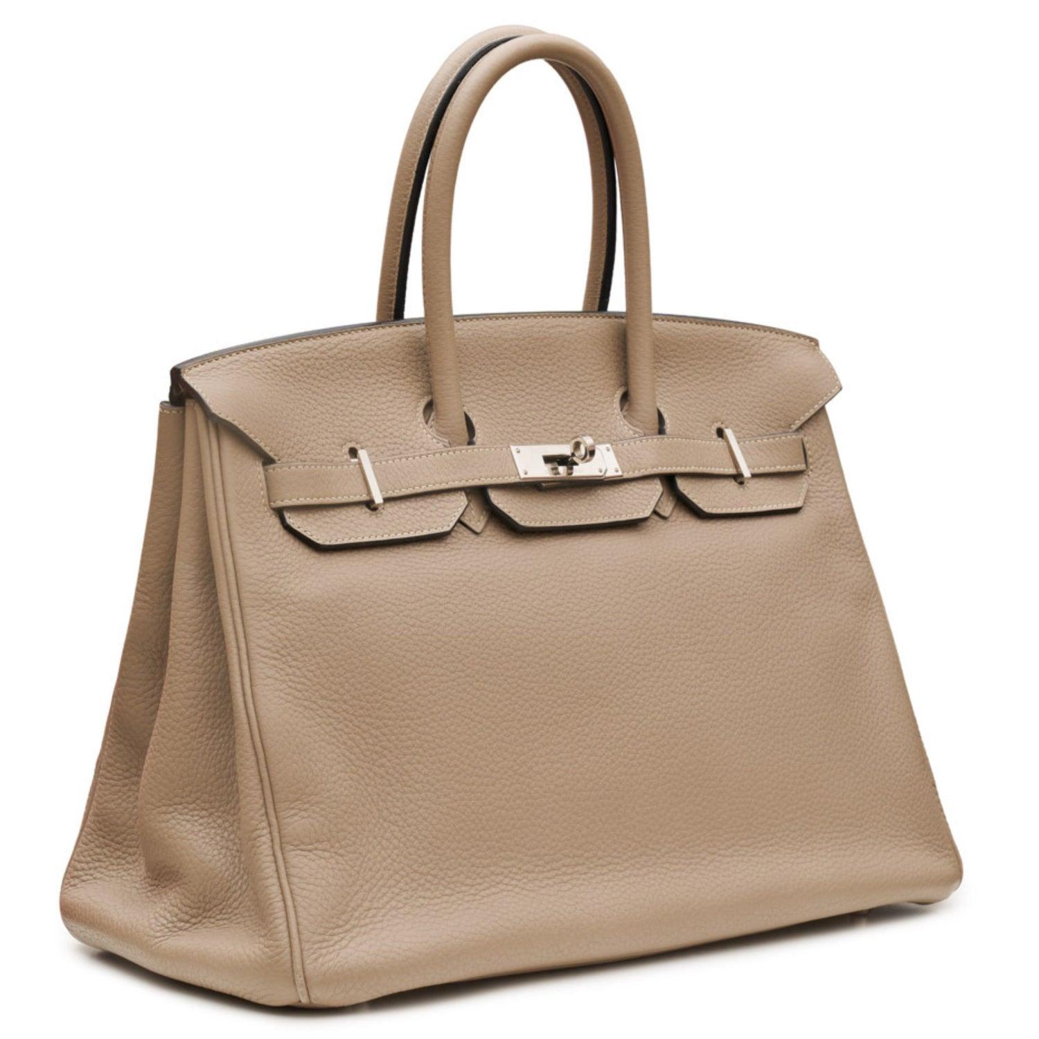 Taupe braun
Clemence-Leder
Palladium-Beschläge
Twist-Lock-Verschluss
Zwei gerollte Griffe oben

Stamp N Square, Jahr 2010
Lieferung mit Staubbeutel, Vorhängeschloss, Clochette und Schlüssel
Zustand: Sehr gut
Diese gebrauchte Tasche ist in sehr gutem