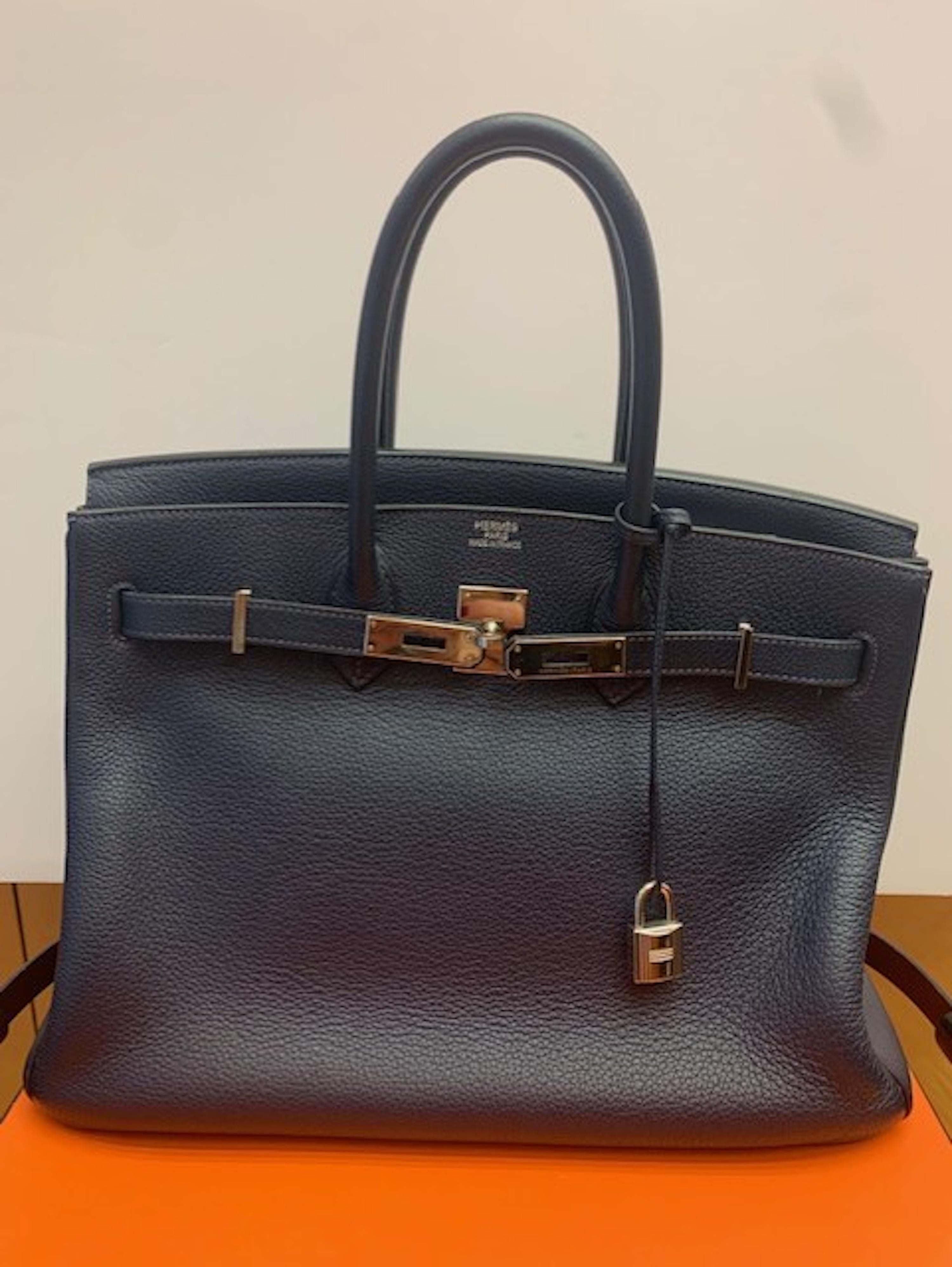 Birkin 35 in “Blue Nuit” “Tourillon Clemence” leather, a really very dark blue.
Its condition is excellent, a very light sign of use on one corner, see photos, but nothing major.
Internally lined with 