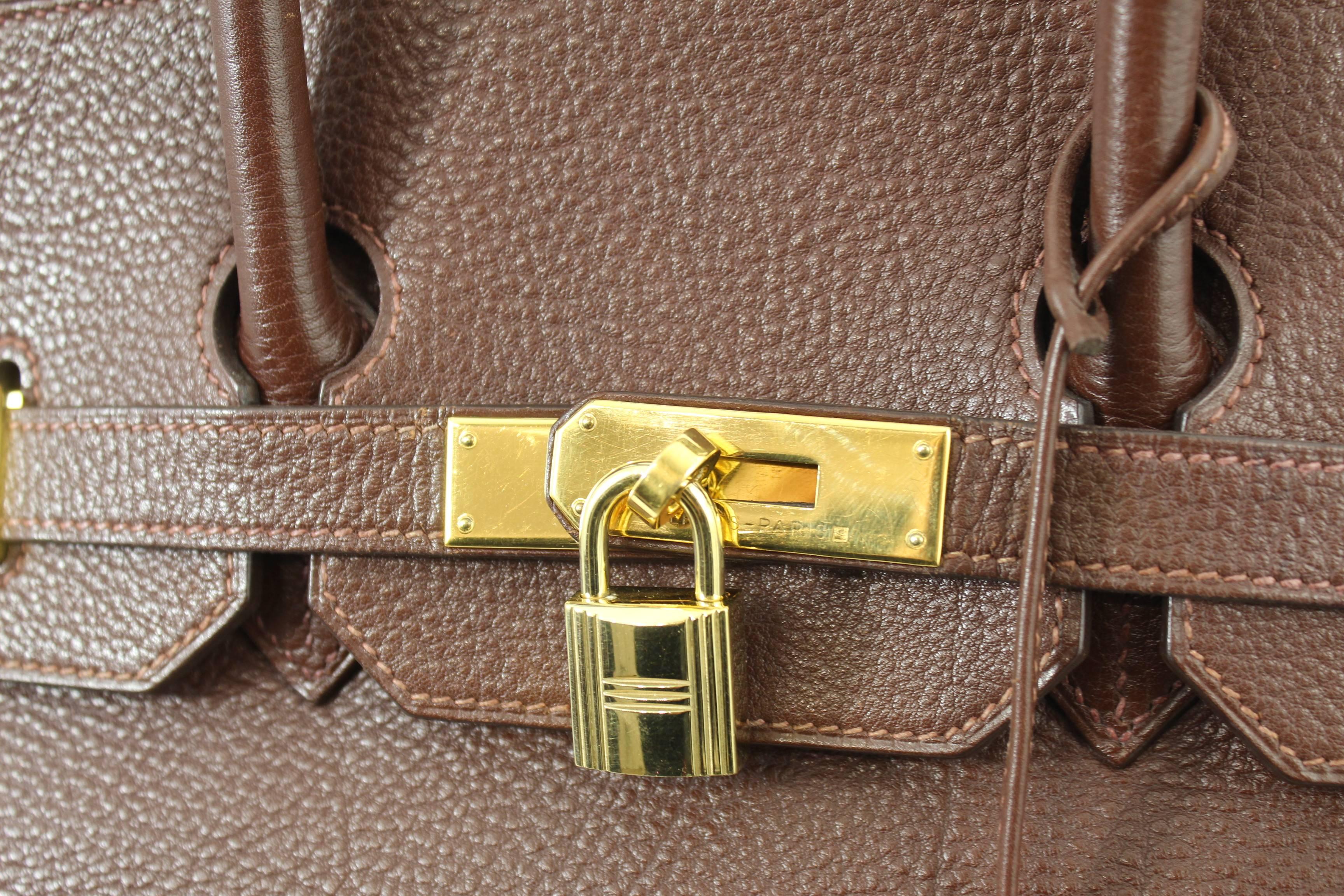 Birkin hermes 35 in Clemence Taurillon leather. and Golden Hardware

Good condition but presents light signs of wear in corners.

Sold with Dustbag