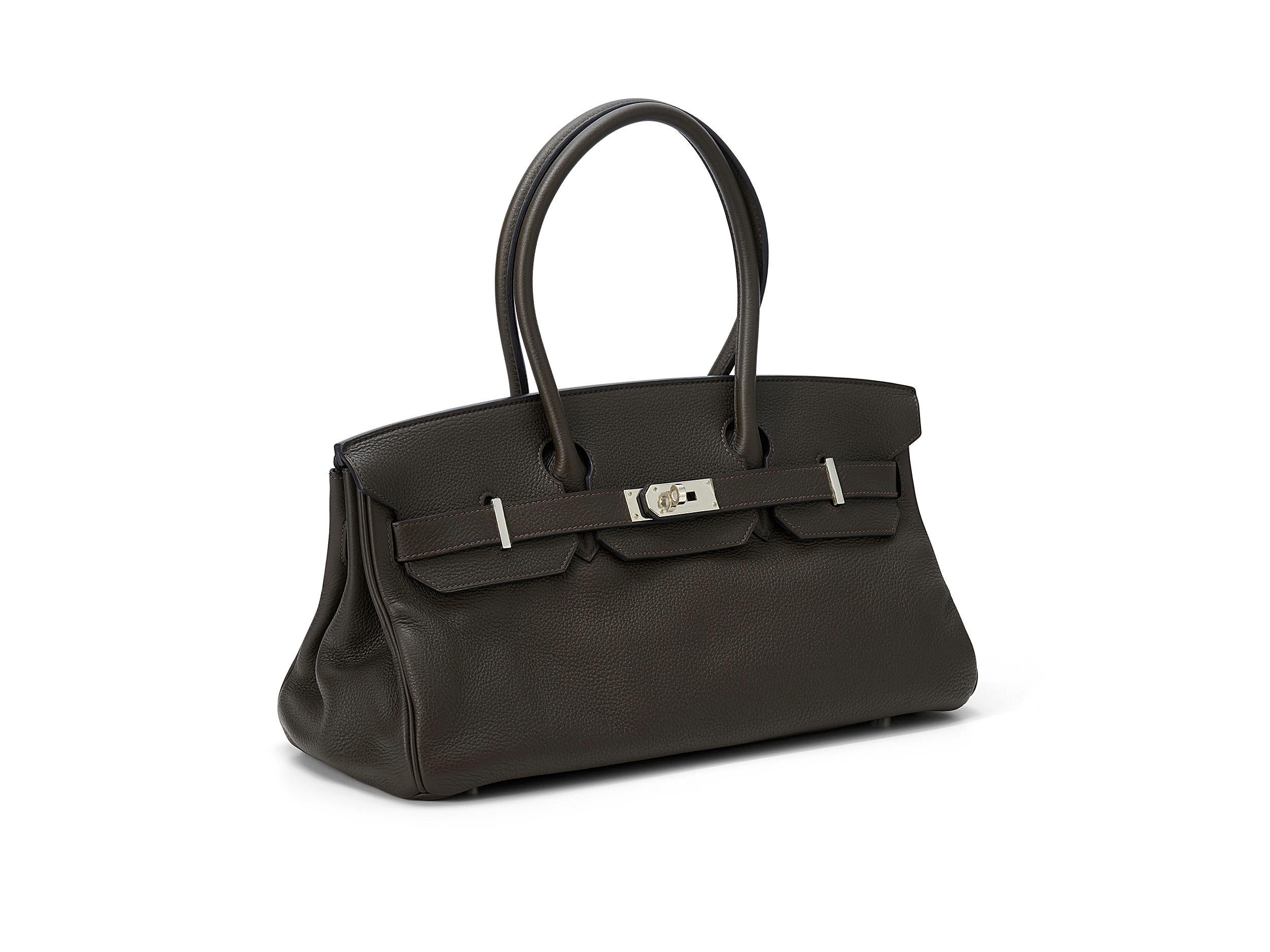 Hermès Birkin shoulder in olive and togo leather with palladium hardware. The bag is unworn but has small white marks on the back, as you can see in the last picture, and a small one on one side. Comes as full set, but without the original receipt.