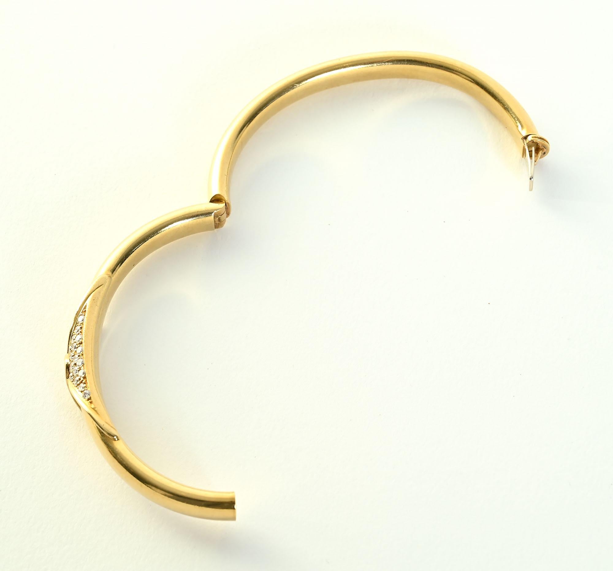 Taille ronde Bracelet jonc Birks en or avec diamants en vente
