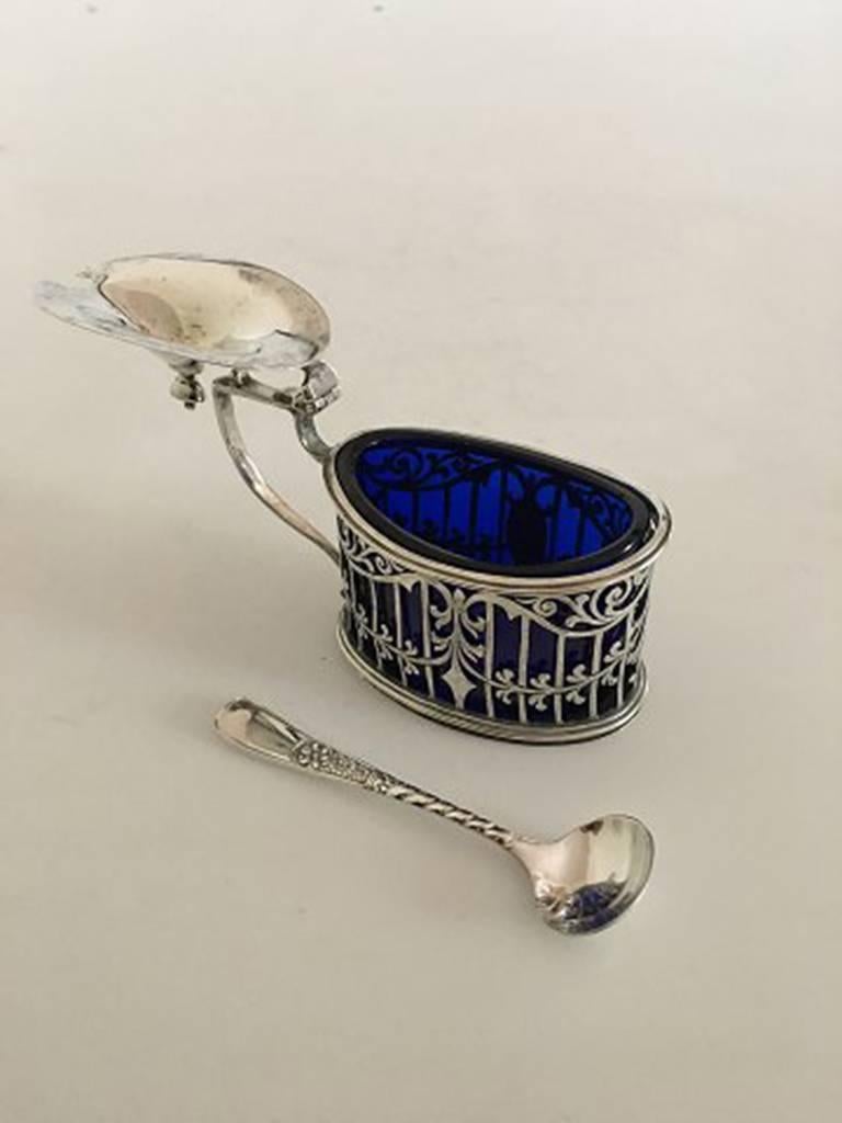 Birks mustard pot in sterling silver with spoon in silver plate.

Blue glass insert

Measures: 10cm / 4 inches.