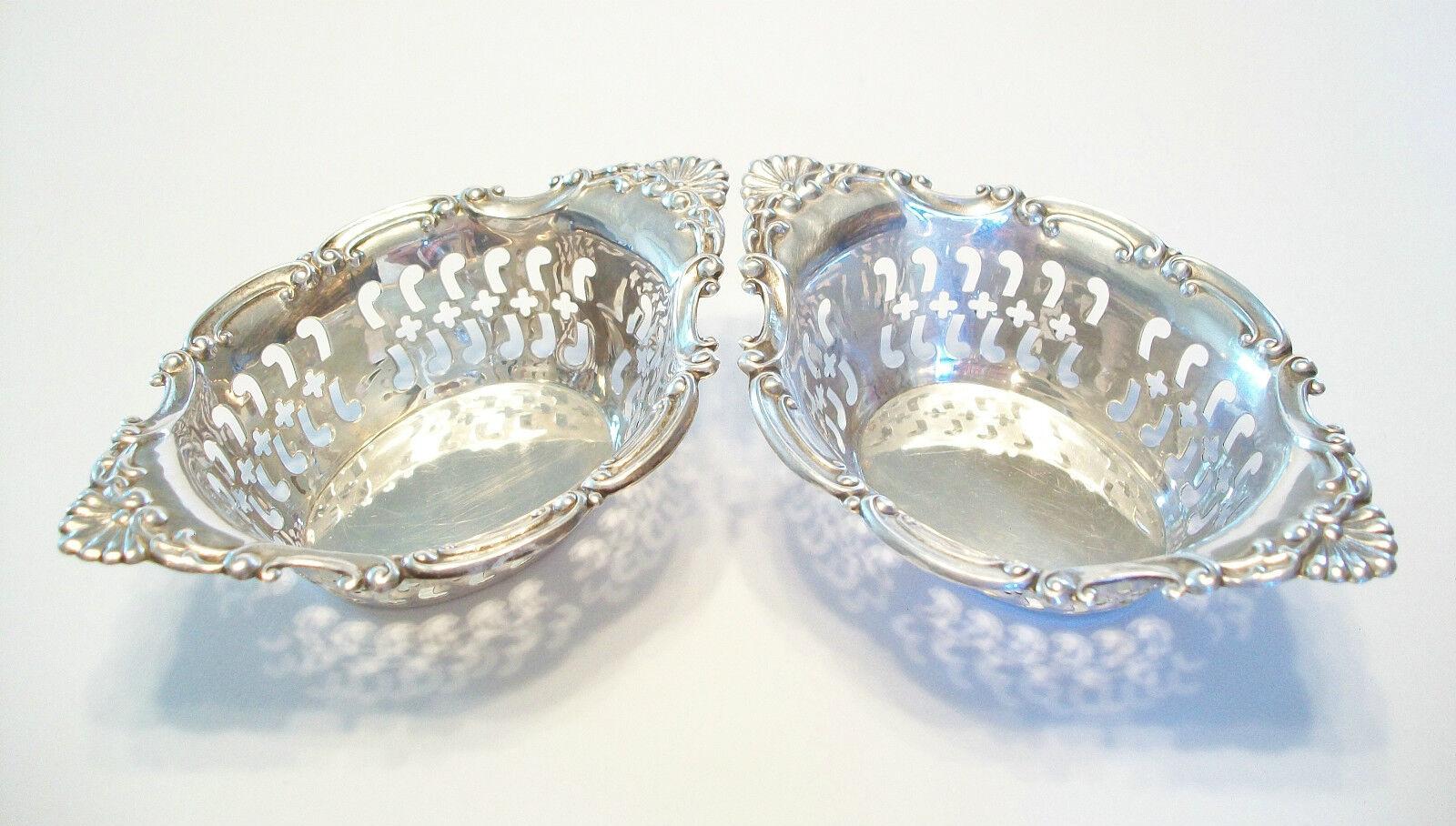 BIRKS - Paire de plats à bonbons ou à noix en argent sterling vintage - panier percé - signé - Canada - milieu du 20e siècle.

Excellent état vintage - tout d'origine - pas de perte - pas de dommage - pas de réparation - fines rayures superficielles