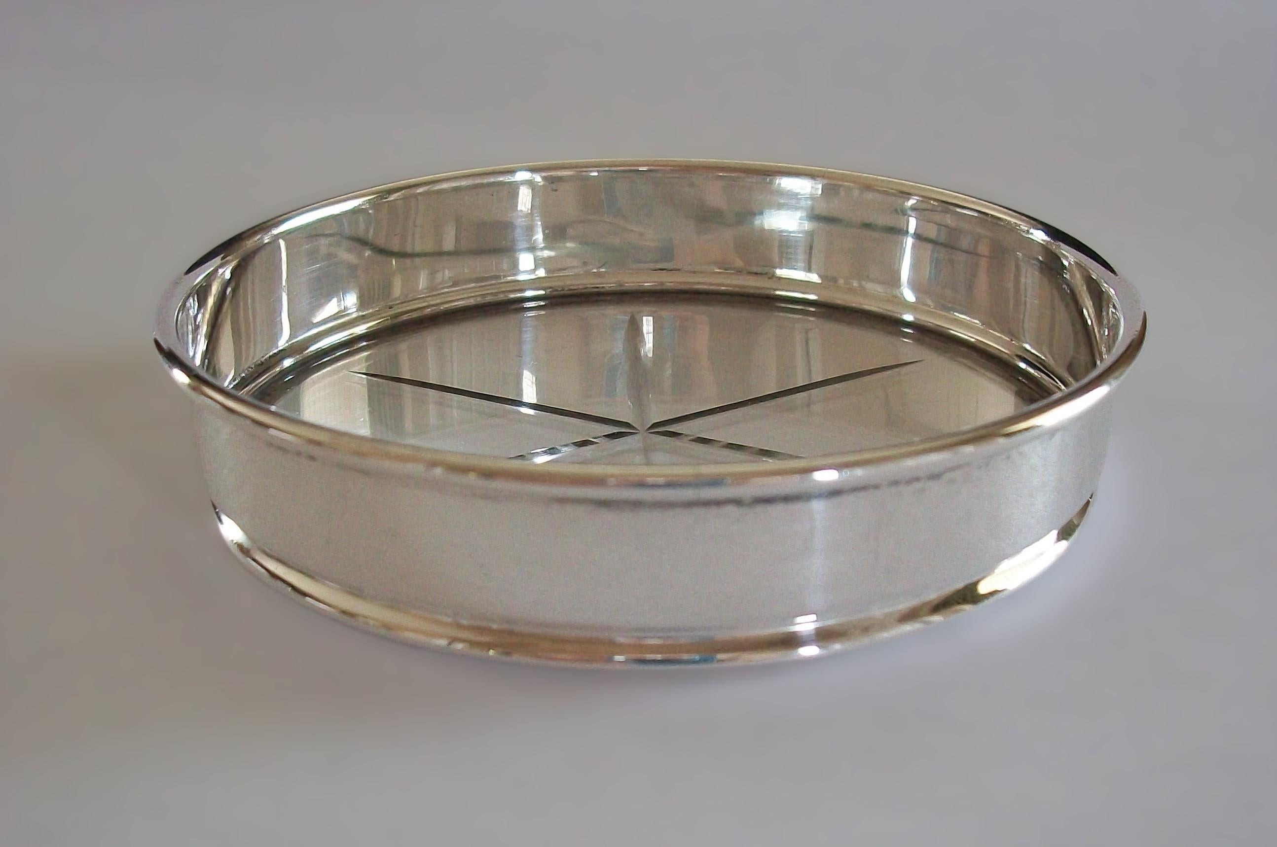 BIRKS - Fine quality sterling silver and cut glass coaster - featuring a wheel cut glass insert - signed BIRKS STERLING on the base - Canada (Montreal) - late 20th century.

Excellent vintage condition - all original - no loss - no damage - signs of