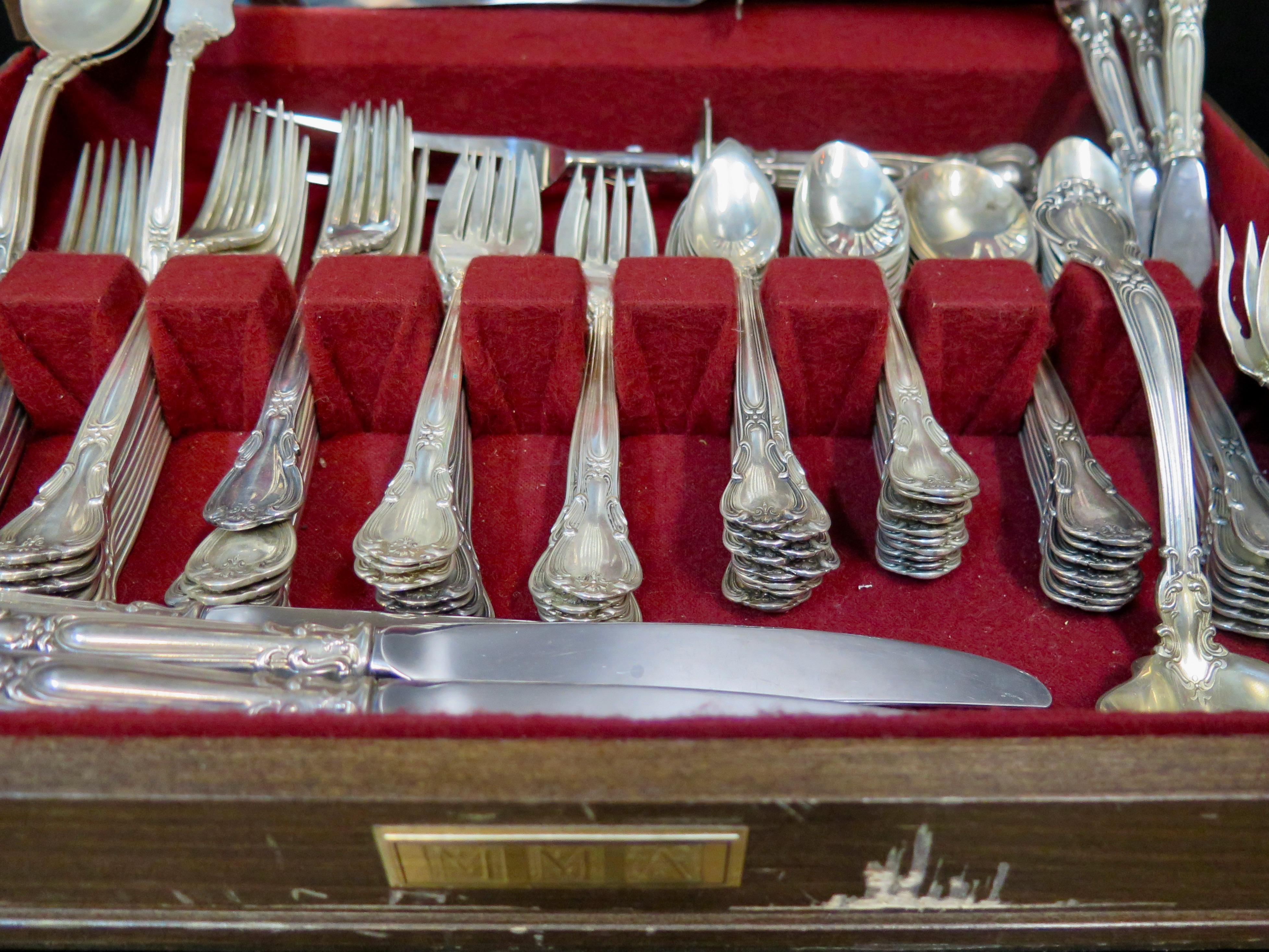 Questo elegante servizio vintage in argento sterling per dodici persone è stato progettato con il motivo Luigi XV da Birks Silver Co. La firma si trova in una scanalatura sul retro di ogni manico e data il set tra il 1900 e il 1930. Ci sono undici