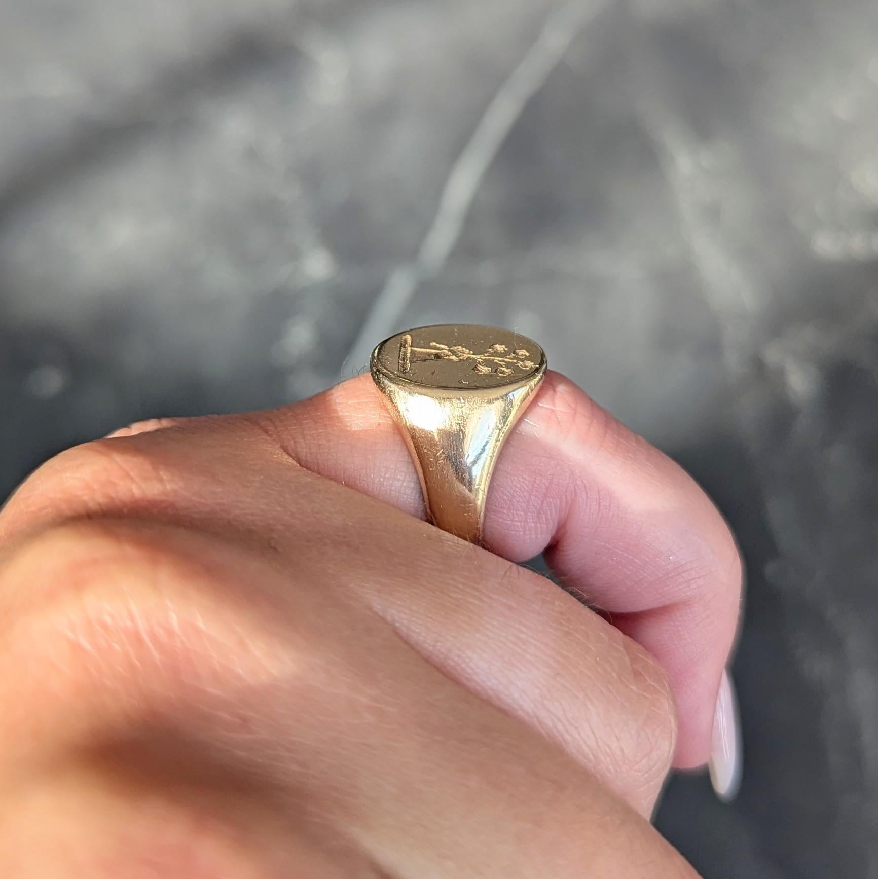Birks, anello vittoriano in oro giallo 14 carati, antico e unisex, con incisione a rilievo in vendita 5