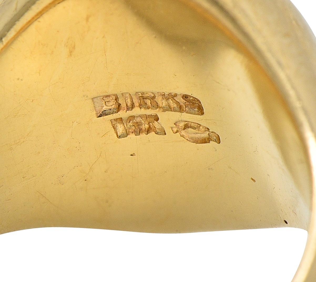 Birks, anello vittoriano in oro giallo 14 carati, antico e unisex, con incisione a rilievo in vendita 1
