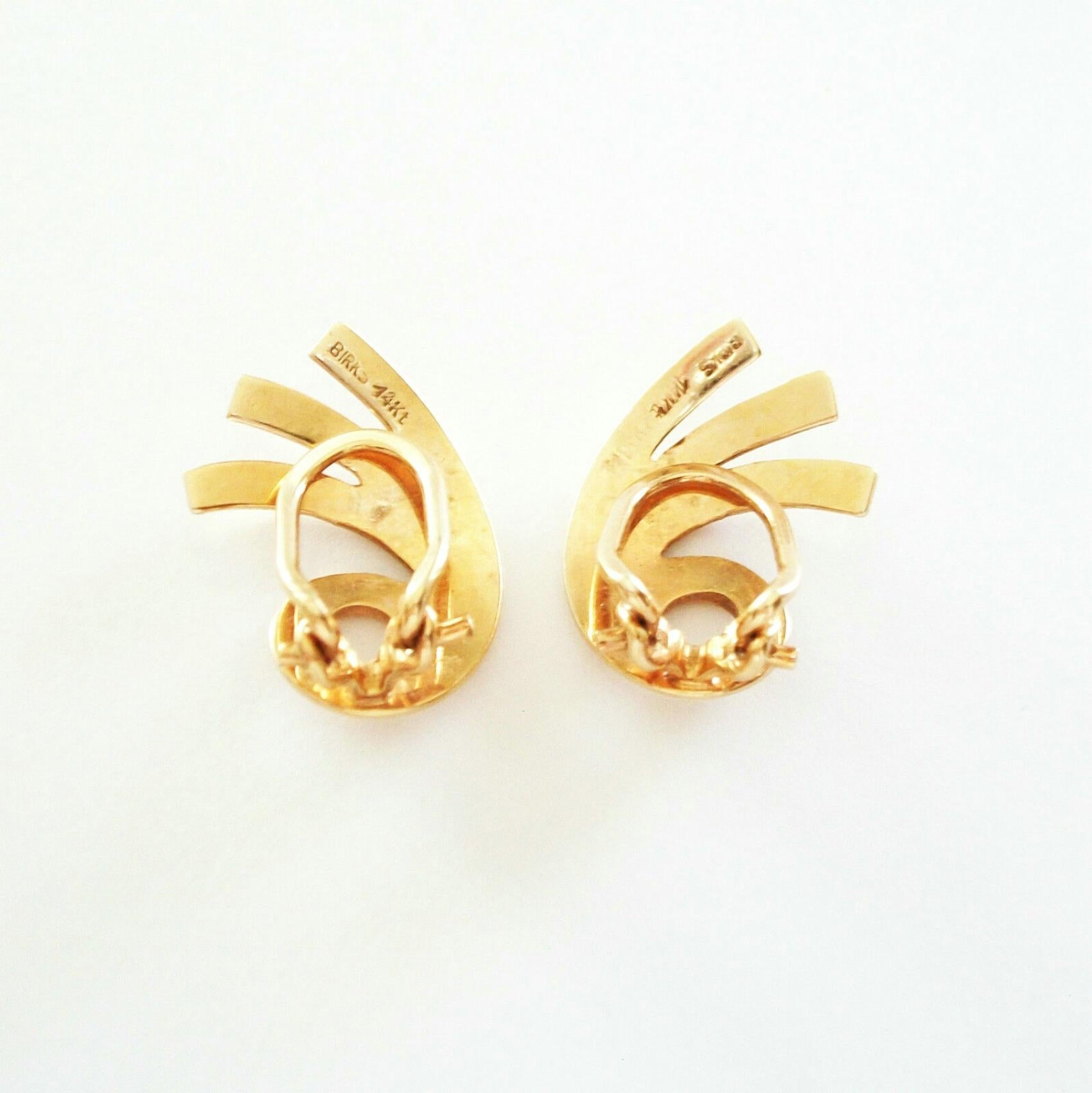 BIRKS - Vintage 14K Yellow Gold Nautilus Earrings - Canada - Mid 20th Century In Good Condition For Sale In Chatham, CA