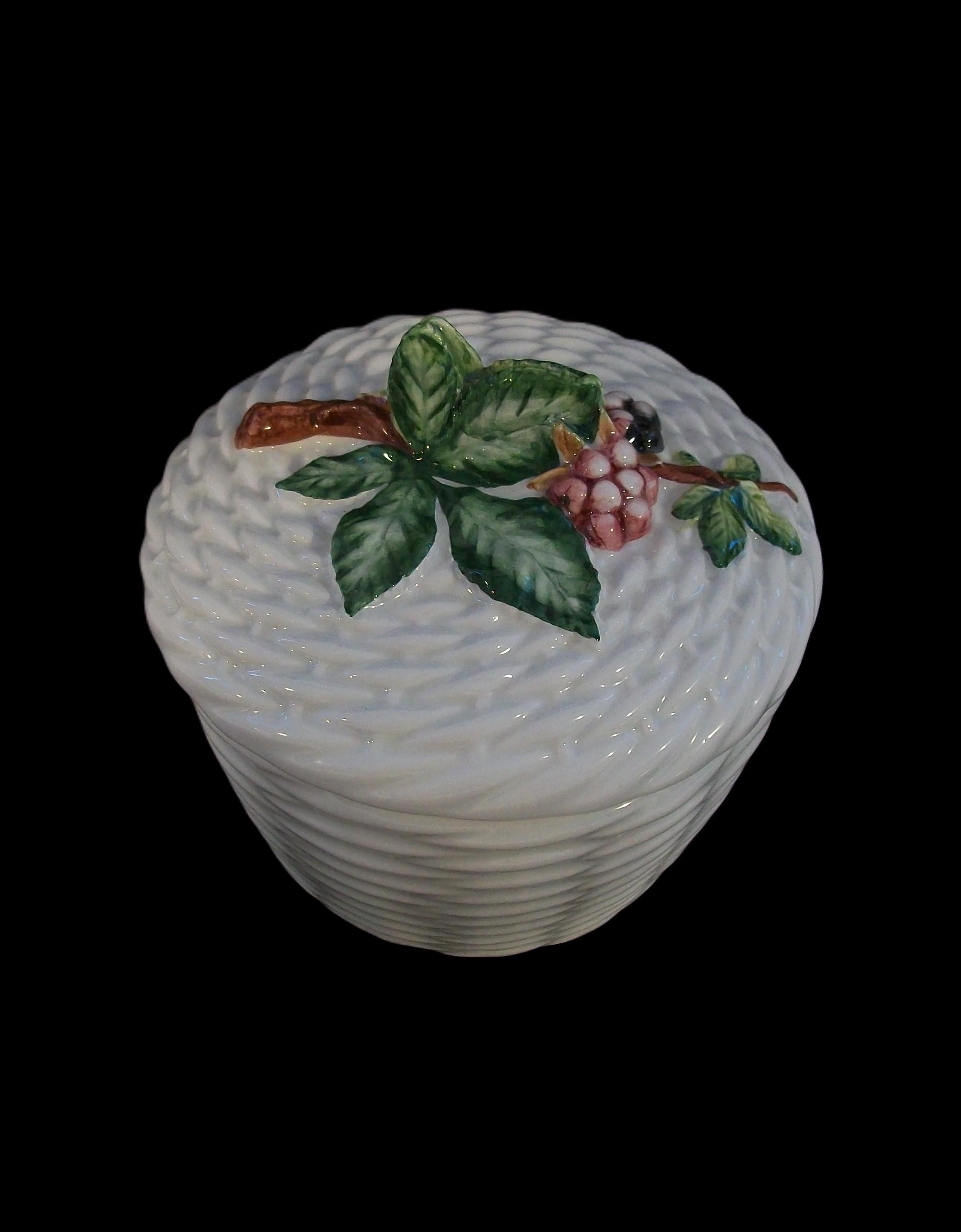 BIRKS (Rivenditore) - Scatola vintage in maiolica dipinta a mano - la scatola in ceramica presenta un rametto di lamponi sulla parte superiore del coperchio, le foglie formano il manico - finitura smaltata - firmata sul fondo - Italia - anni '80