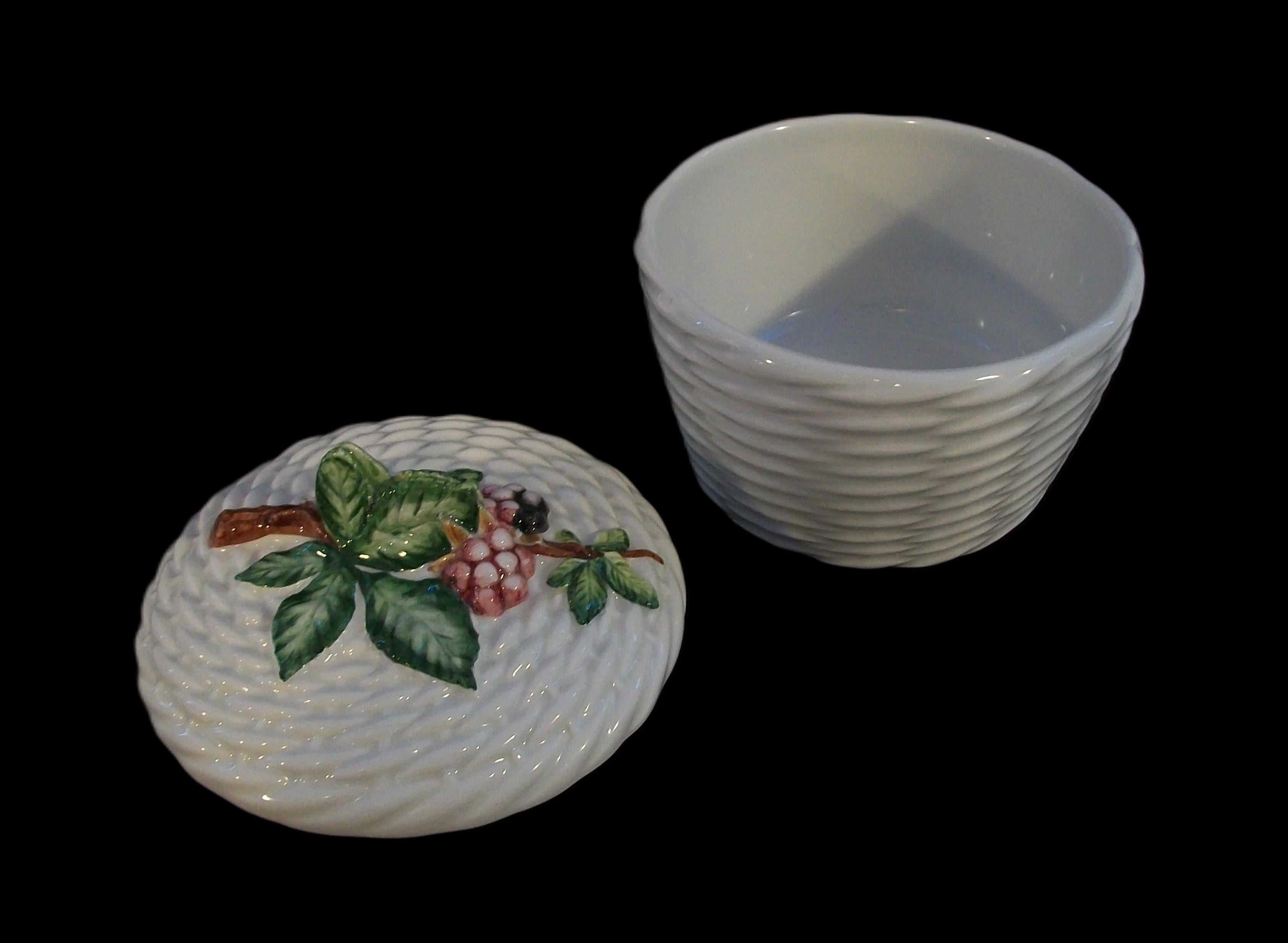 Dipinto a mano Birks - Scatola e coperchio in maiolica d'epoca - Italia - CIRCA 1980 in vendita