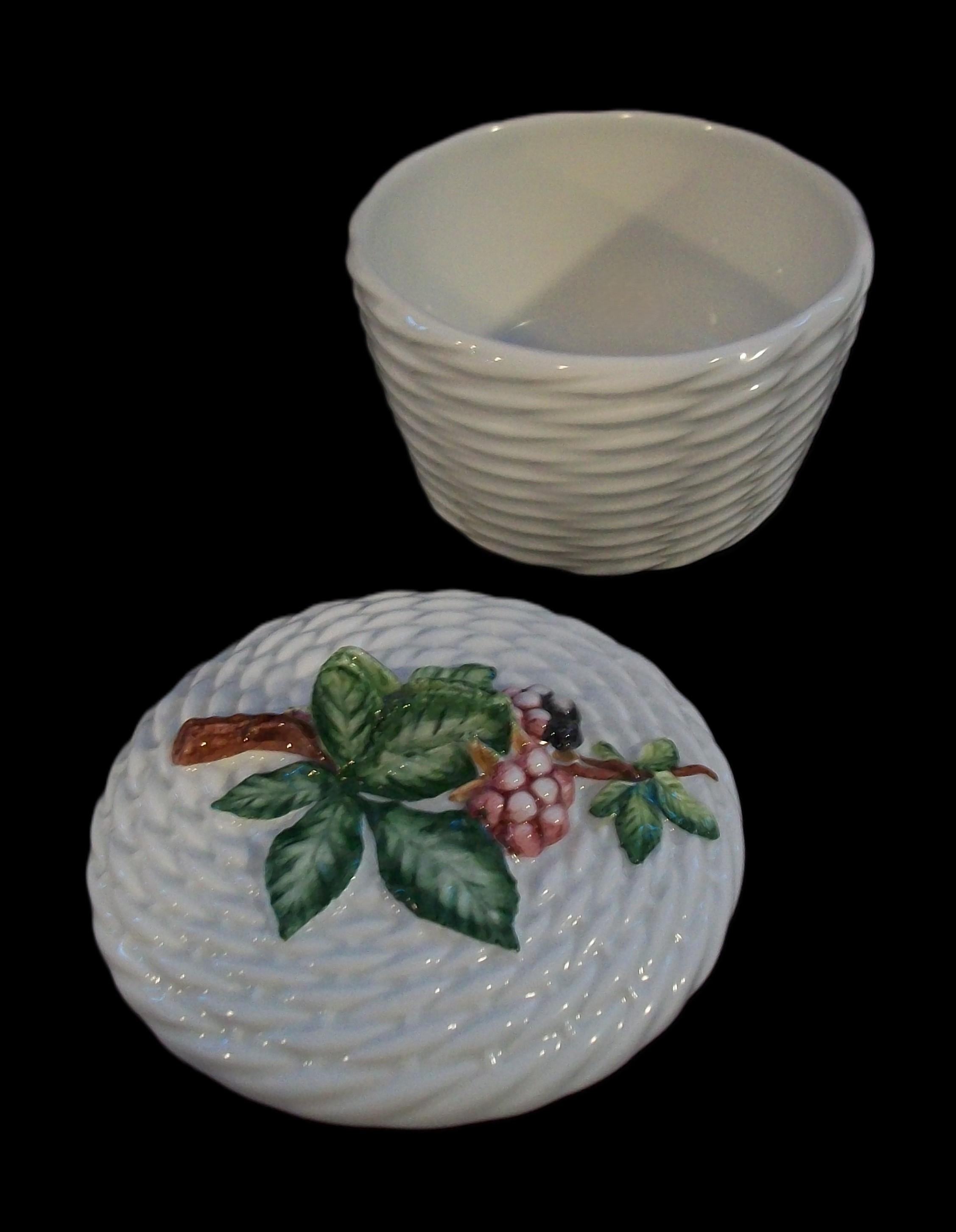 Birks - Scatola e coperchio in maiolica d'epoca - Italia - CIRCA 1980 In condizioni buone in vendita a Chatham, ON