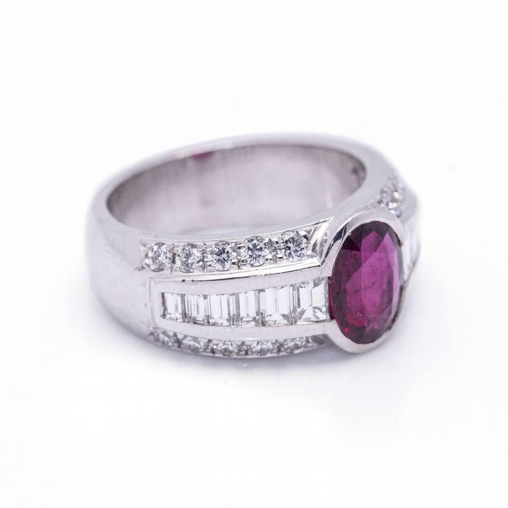 White Gold Ring with Diamonds and Ruby for woman  1x Brilliant Cut Diamonds with a total weight of 1.60 cts in G/Vs quality  1x Burma Ruby in Oval cut 9x7mm l Size 16 (ES) 7.75 (US)  18kt White Gold  14.10 grams  This item is in perfect condition 