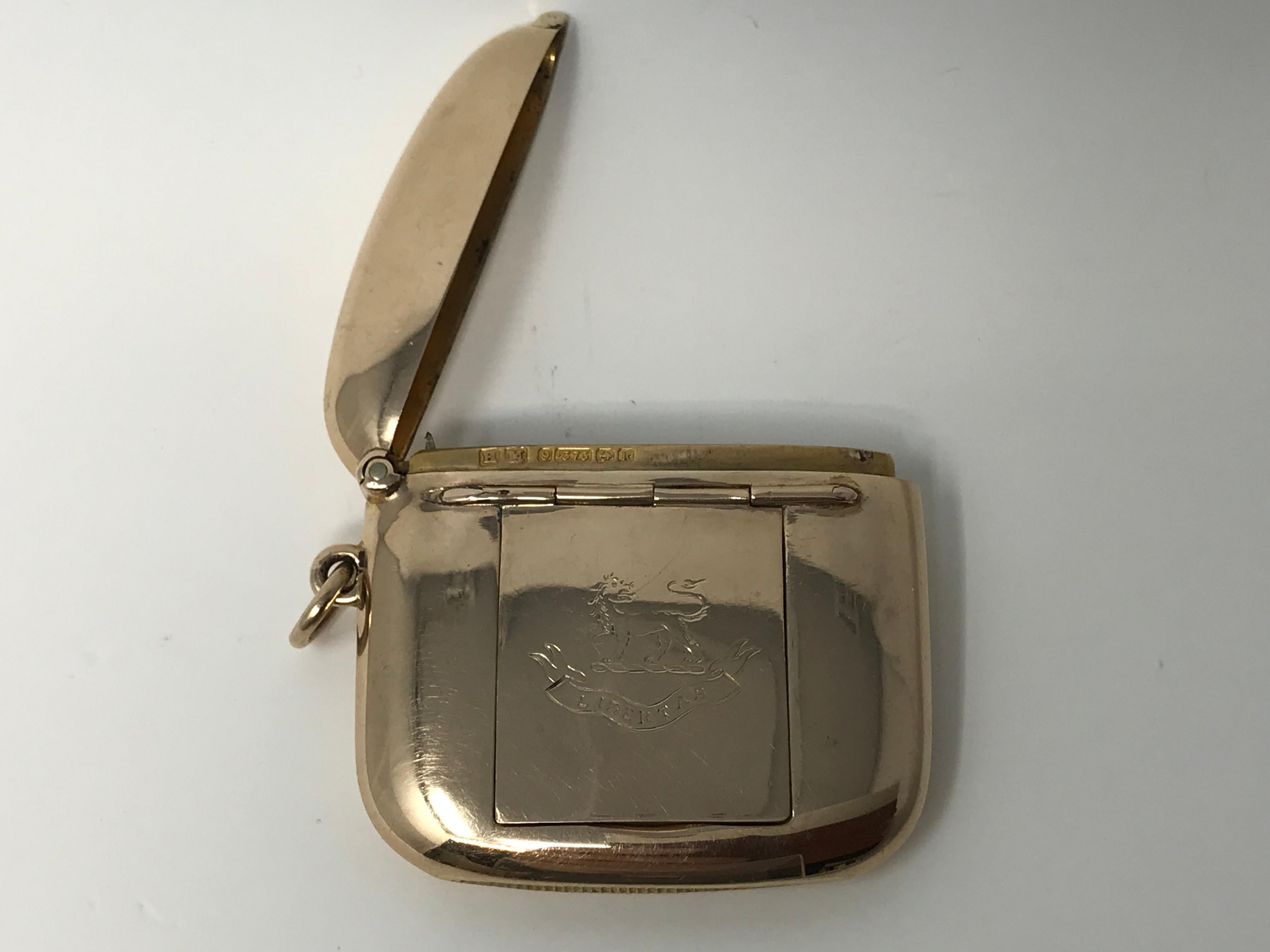 Antiguo estuche combinado de vesta y marco de fotos de oro amarillo de 9 quilates, hecho en Inglaterra por el fabricante H. Matthews 1909 Birmingham, Inglaterra. El estuche Vesta mide unos 45 mm x 52 mm x 10 mm, estampado en el borde interior, buen