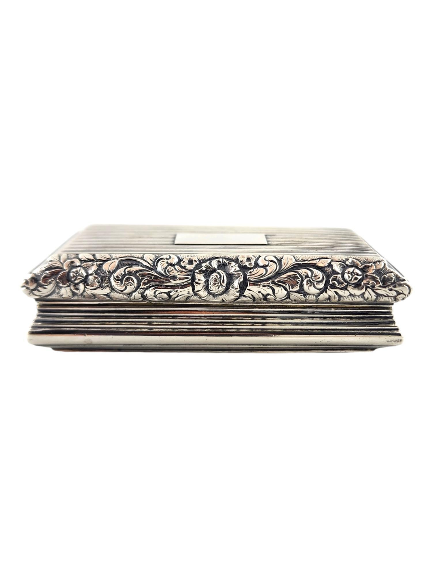Birmingham Inghilterra Joseph Willmore 1842 Tabacchiera in argento sterling

Questa tabacchiera di Joseph Willmore è stata meticolosamente realizzata in argento sterling con splendidi dettagli e presenta un interno dorato!

Misure approssimative: 3
