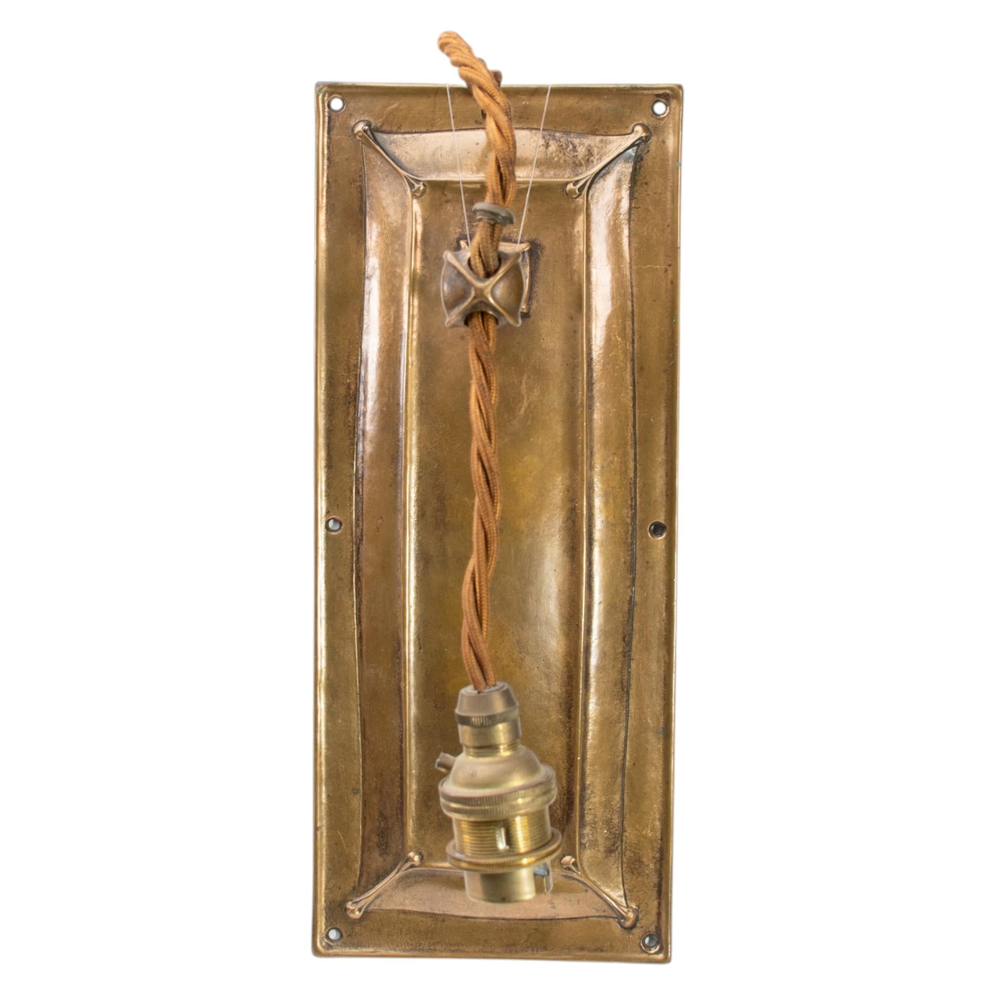 British Birmingham Guild of Handicraft. A pair of Arts & Crafts bronze wall lights For Sale