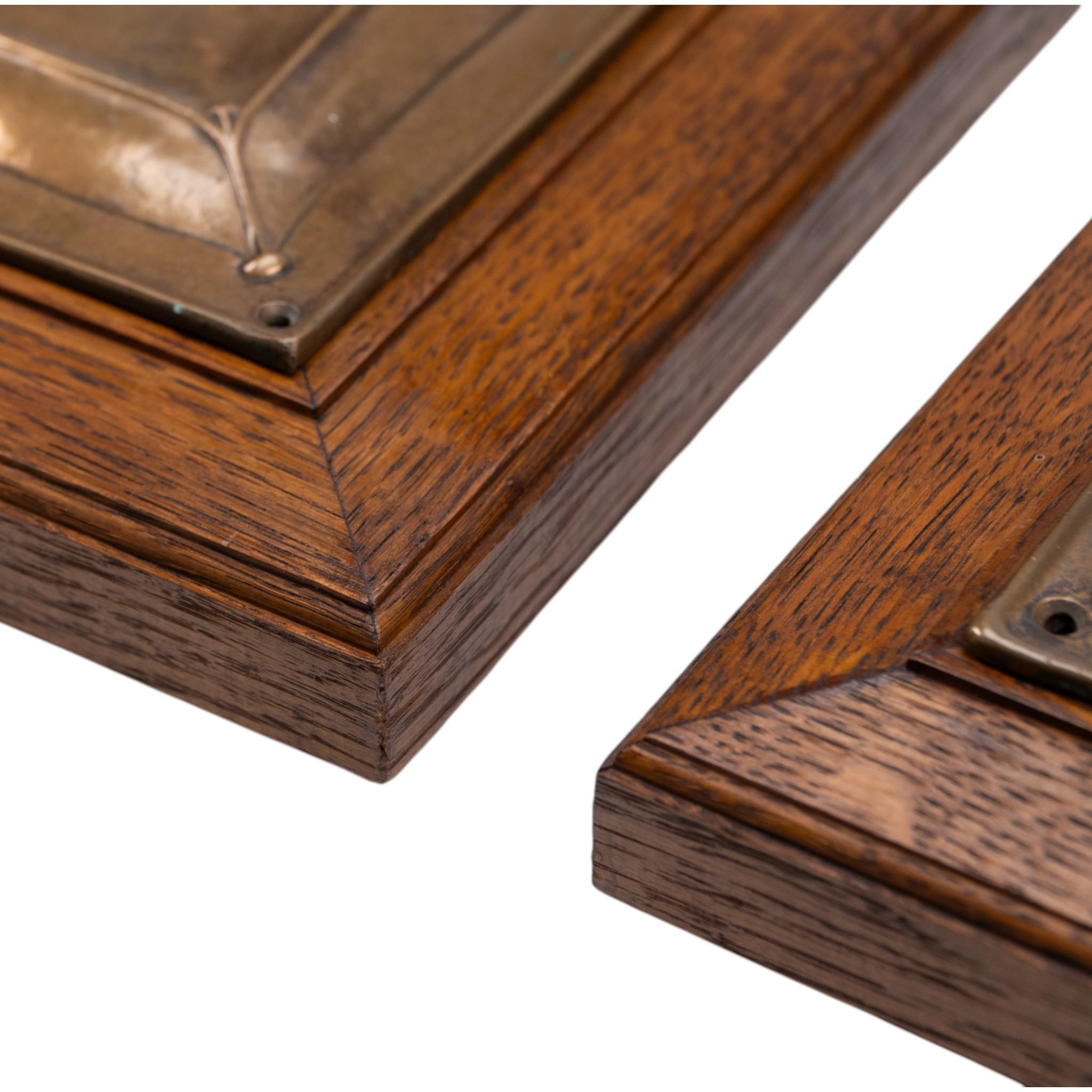 Birmingham Guild of Handicraft. A pair of Arts & Crafts bronze wall lights In Good Condition For Sale In London, GB