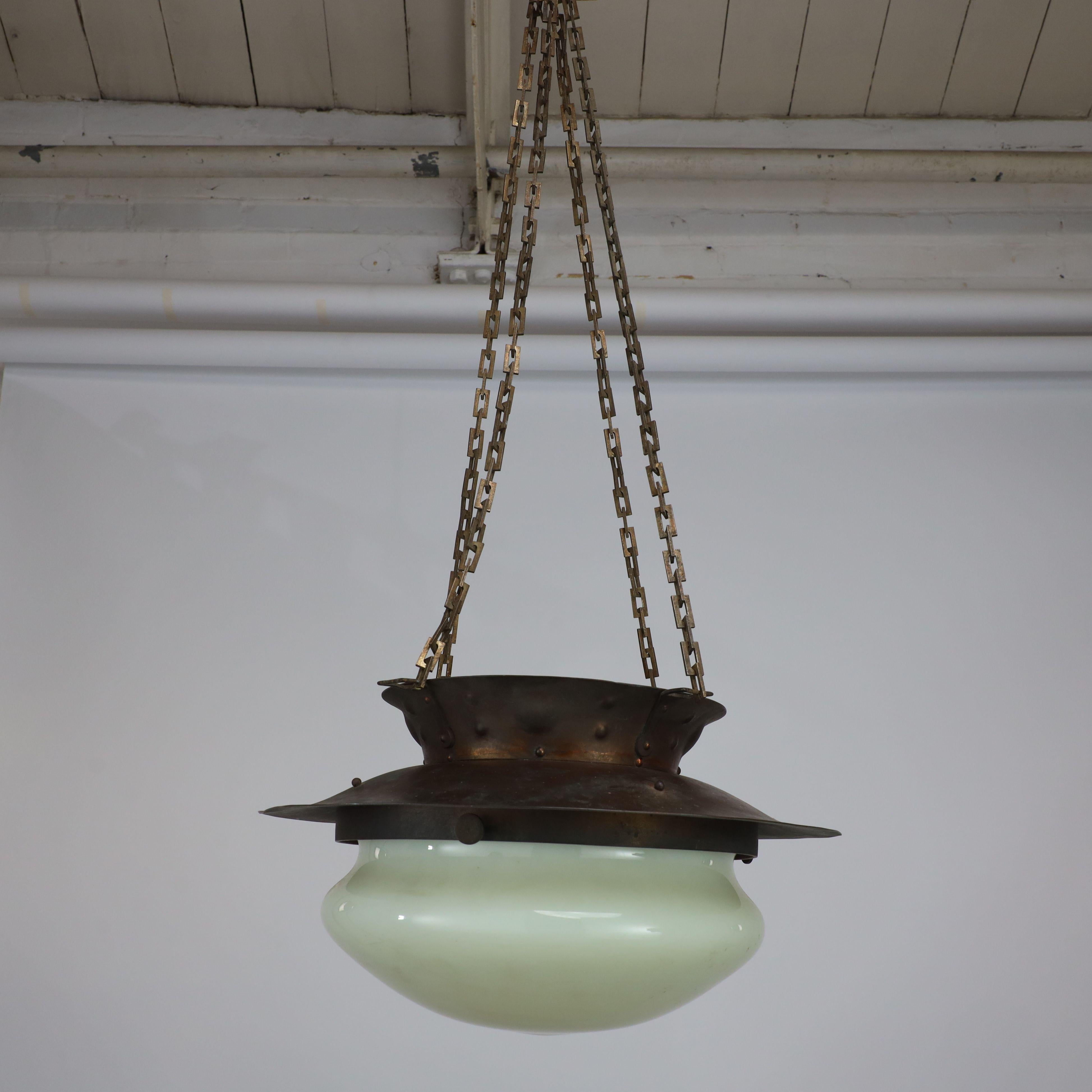 The Guild of Handicraft di Birmingham. Rara e grande lampada circolare in rame di Decorative Crafts con dettagli circolari in repousse e decorazioni rivettate a mano nella parte superiore, con un baldacchino svasato che sostiene il paralume