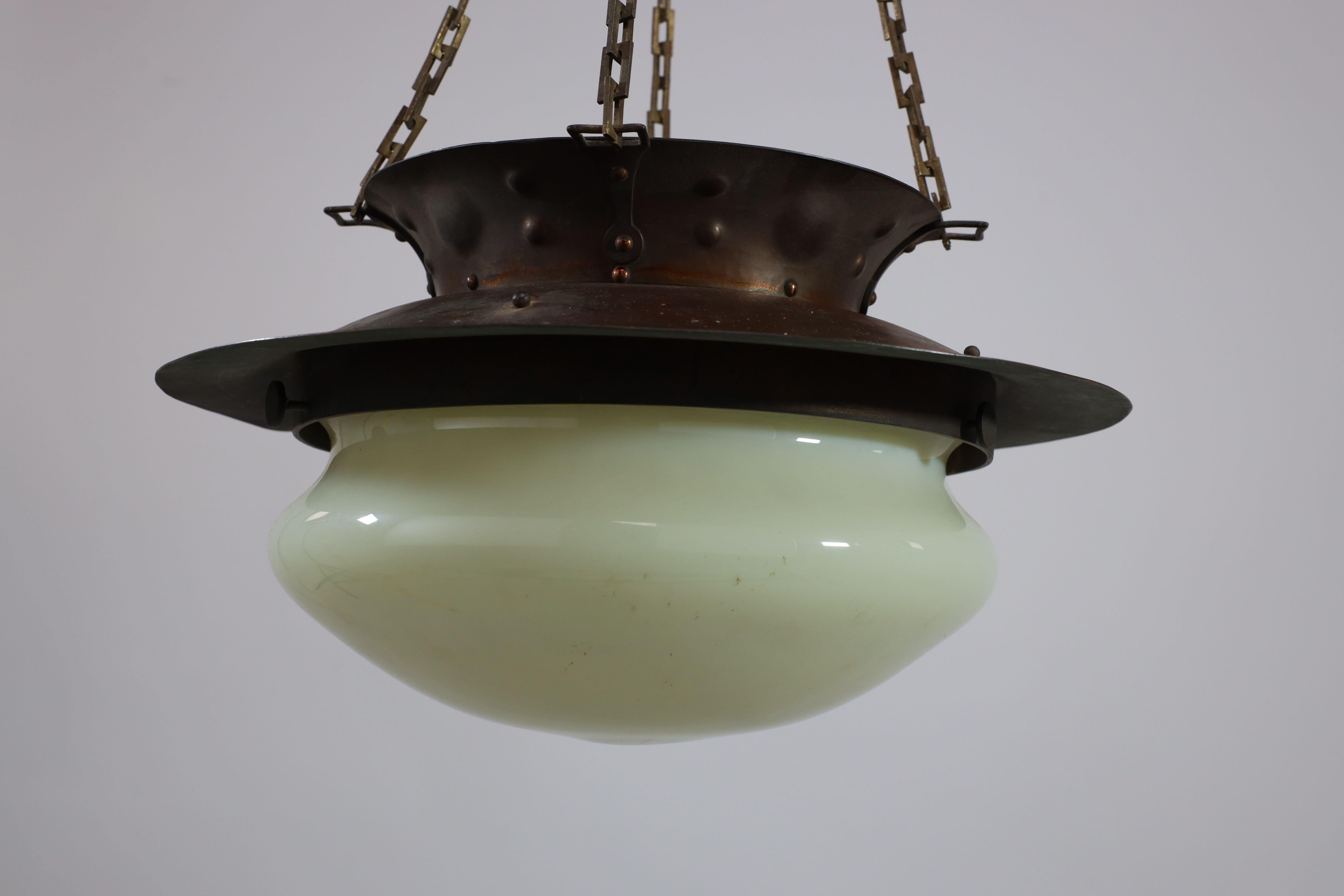 The Guild of Handicraft di Birmingham. Una rara lampada circolare e in rame di Arts and Crafts in vendita 2