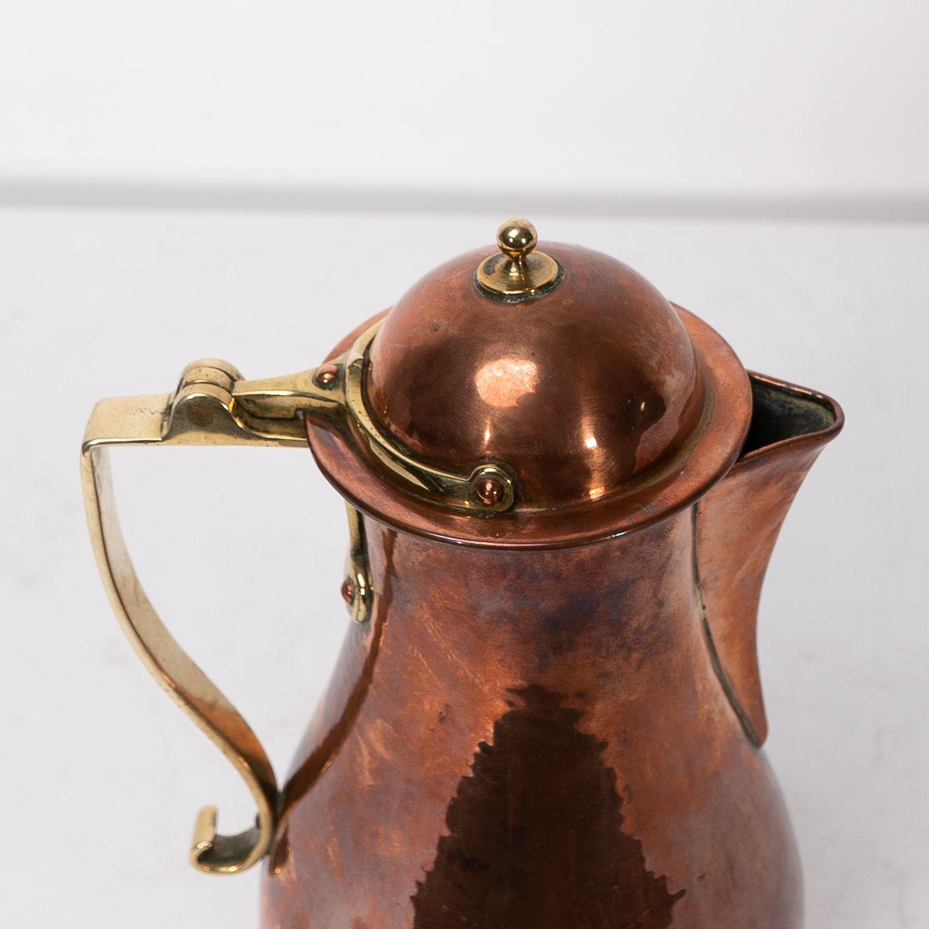 Birmingham Guild of Handicraft. An Arts & Crafts copper and brass chocolate jug For Sale 3