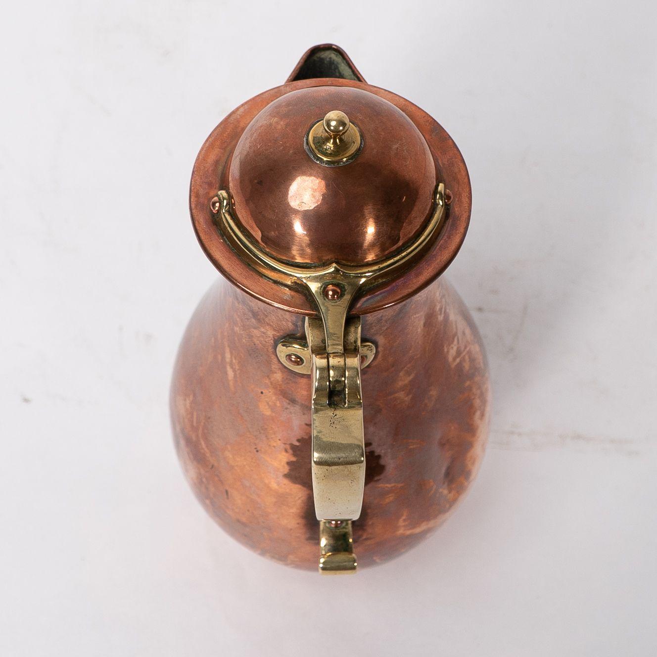 Birmingham Guild of Handicraft. An Arts & Crafts copper and brass chocolate jug For Sale 4