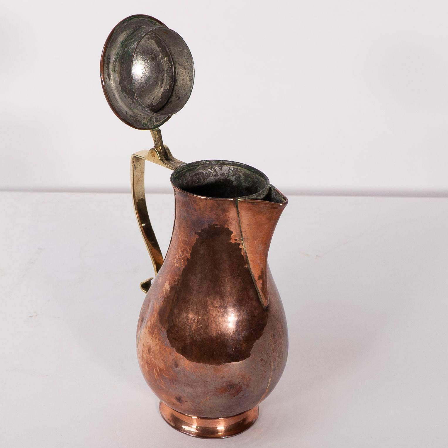 Birmingham Guild of Handicraft. An Arts & Crafts copper and brass chocolate jug For Sale 5