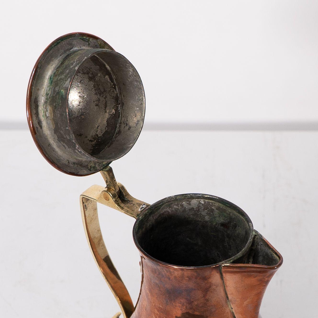Birmingham Guild of Handicraft. An Arts & Crafts copper and brass chocolate jug For Sale 6