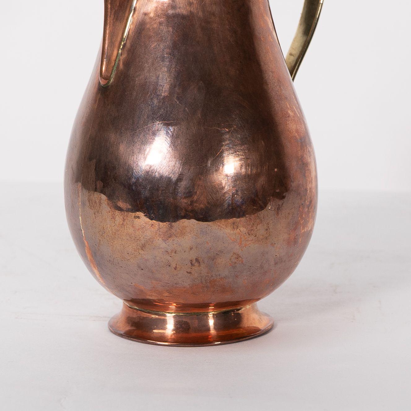 Birmingham Guild of Handicraft. An Arts & Crafts copper and brass chocolate jug For Sale 7