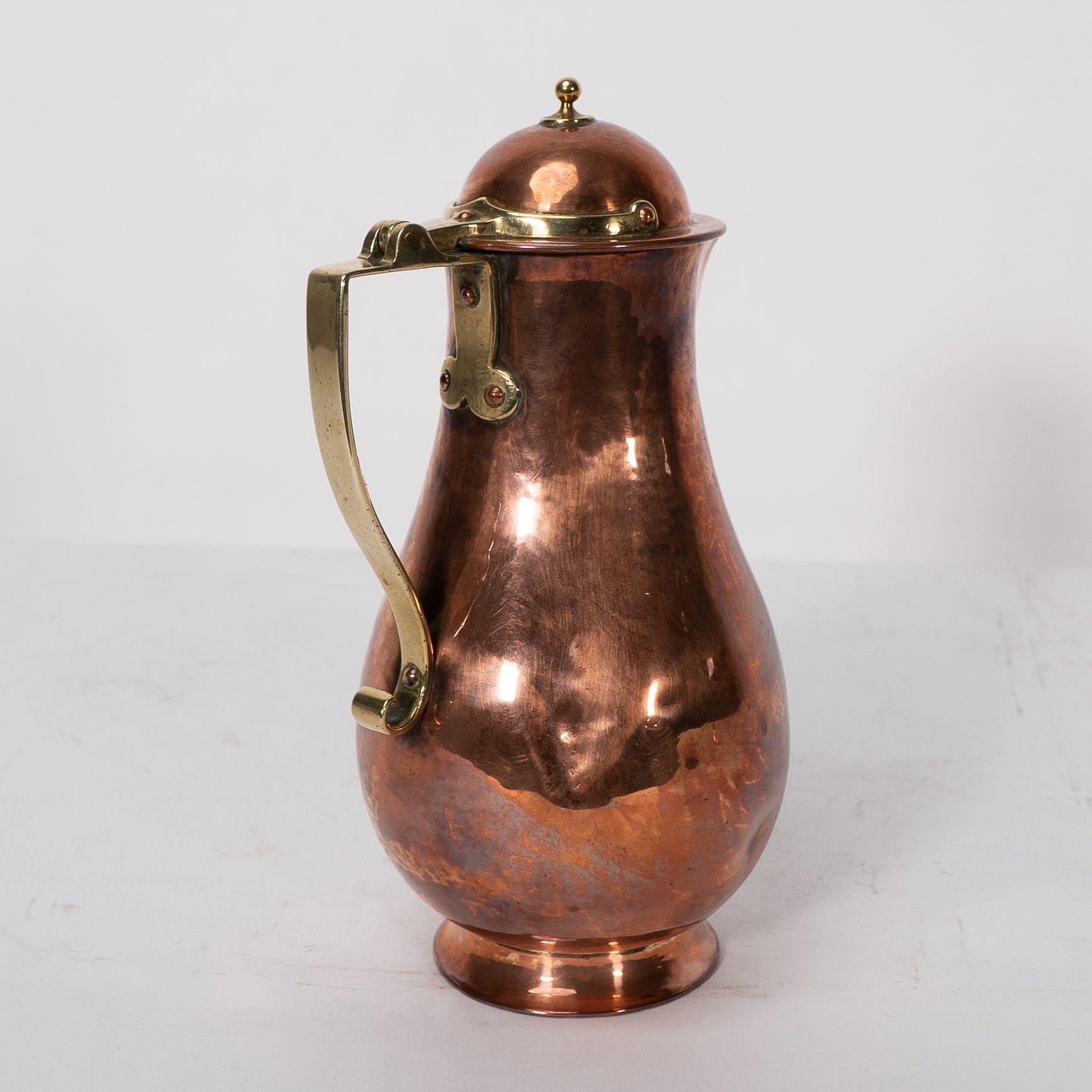 Birmingham Guild of Handicraft. An Arts & Crafts copper and brass chocolate jug For Sale 2