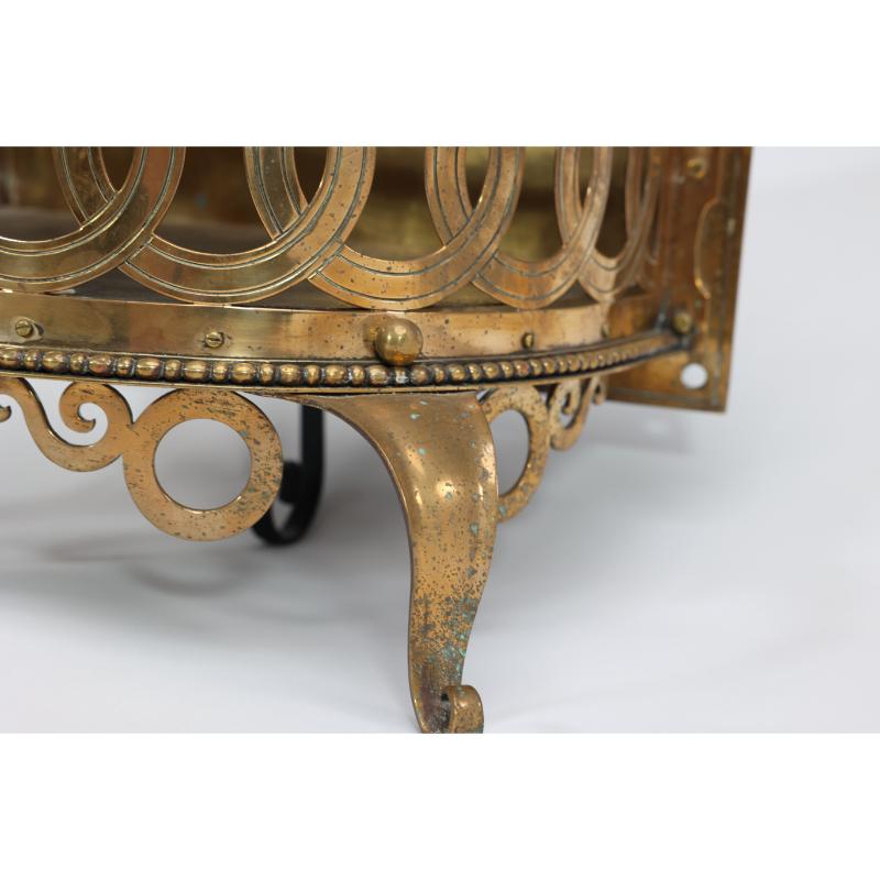 Birmingham Guild of Handicraft zugeschrieben. Ein vergoldeter halbrunder Pflanzkübel aus Messing. im Angebot 5