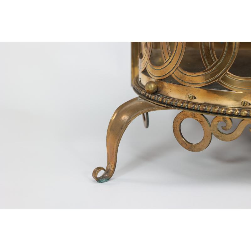 Birmingham Guild of Handicraft zugeschrieben. Ein vergoldeter halbrunder Pflanzkübel aus Messing. im Angebot 9