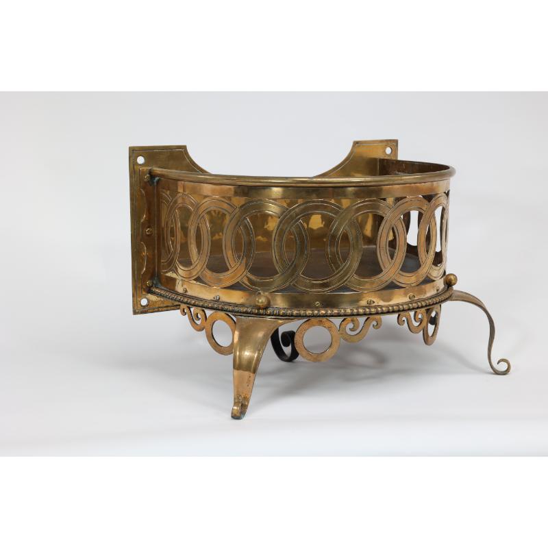 Birmingham Guild of Handicraft zugeschrieben. Ein vergoldeter halbrunder Pflanzkübel aus Messing. im Angebot 4