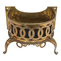 Birmingham Guild of Handicraft attribuito. Una fioriera semicircolare in ottone dorato.