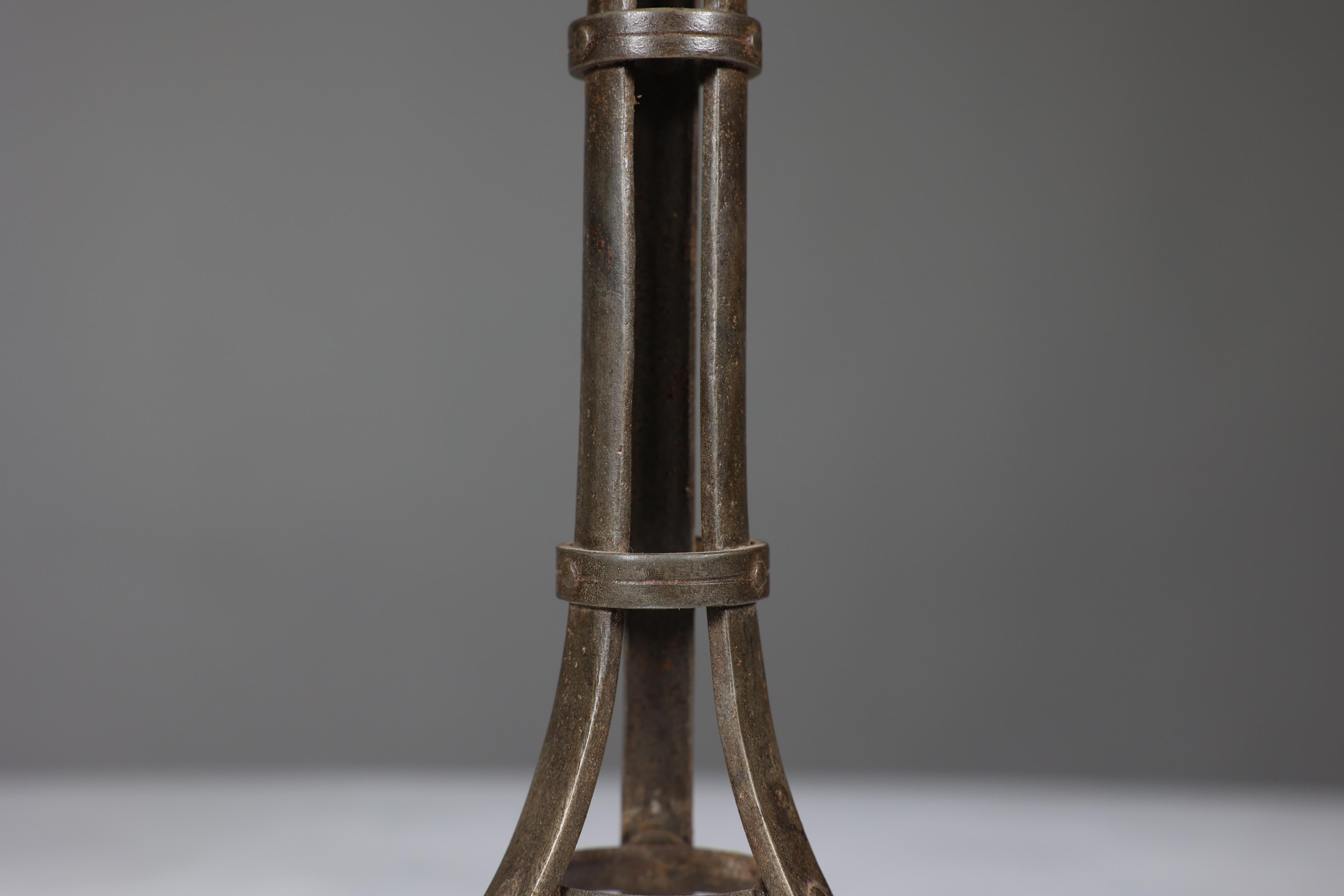 Attribution de la Guild of Handicraft de Birmingham. Lampe de table en fer de style Arts and Crafts. en vente 1