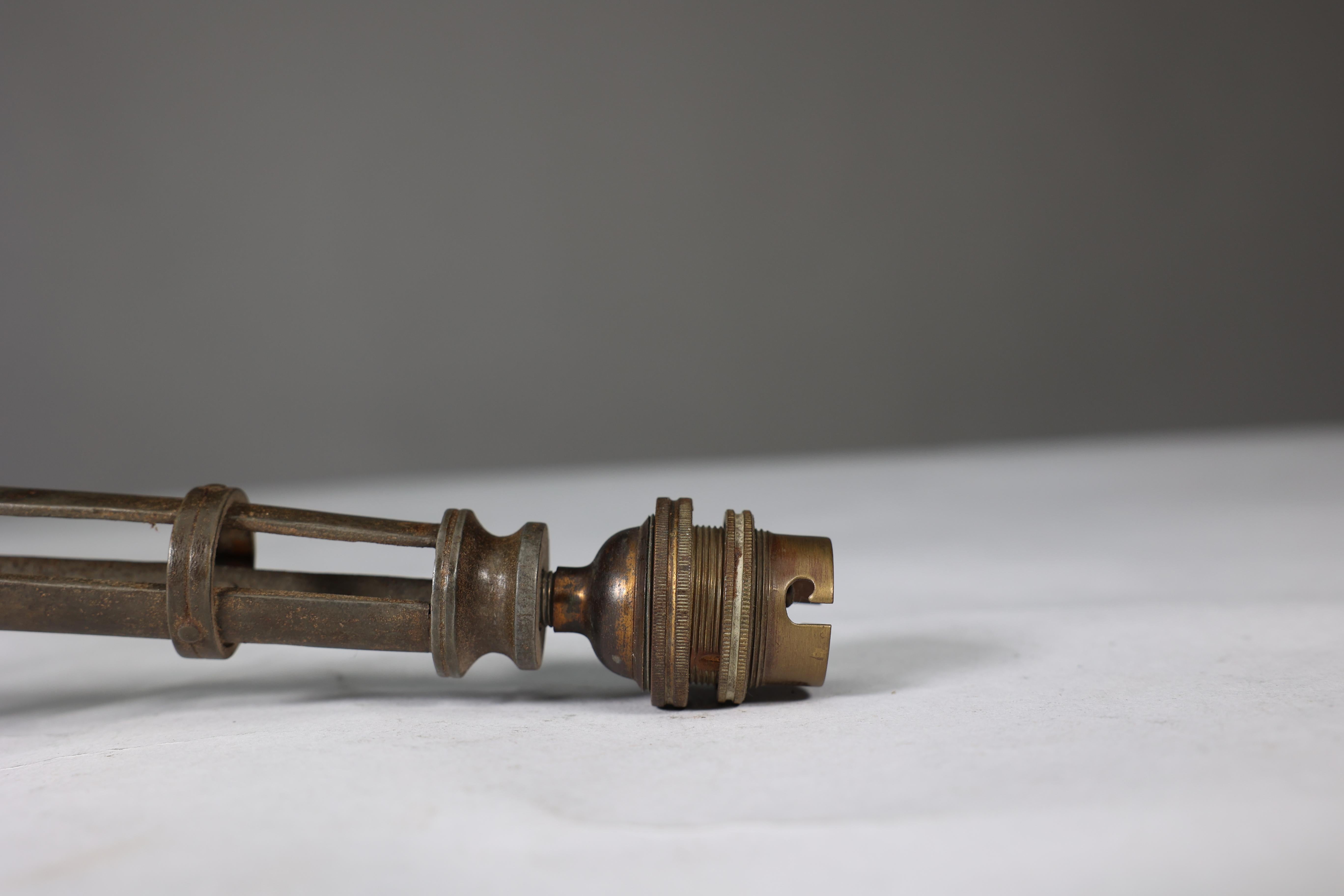 Birmingham Guild of Handicraft zugeschrieben. Eine Tischlampe aus Eisen im Stil des Arts and Crafts. im Angebot 7